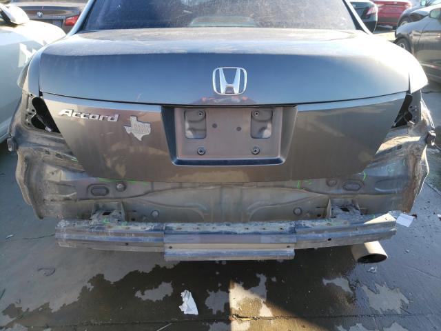 Photo 8 VIN: 1HGCP2F42AA016860 - HONDA ACCORD LXP 