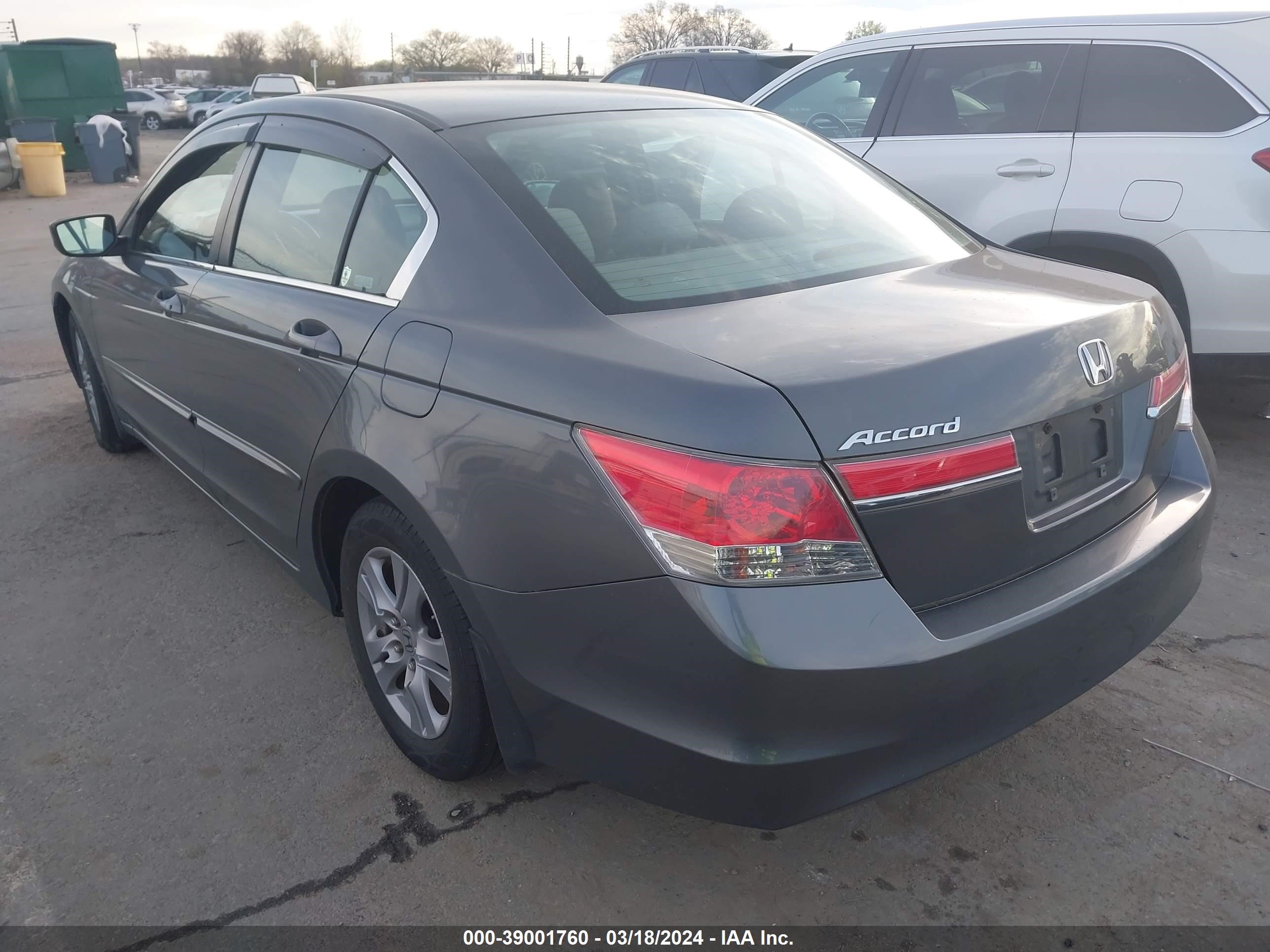 Photo 2 VIN: 1HGCP2F42BA050282 - HONDA ACCORD 