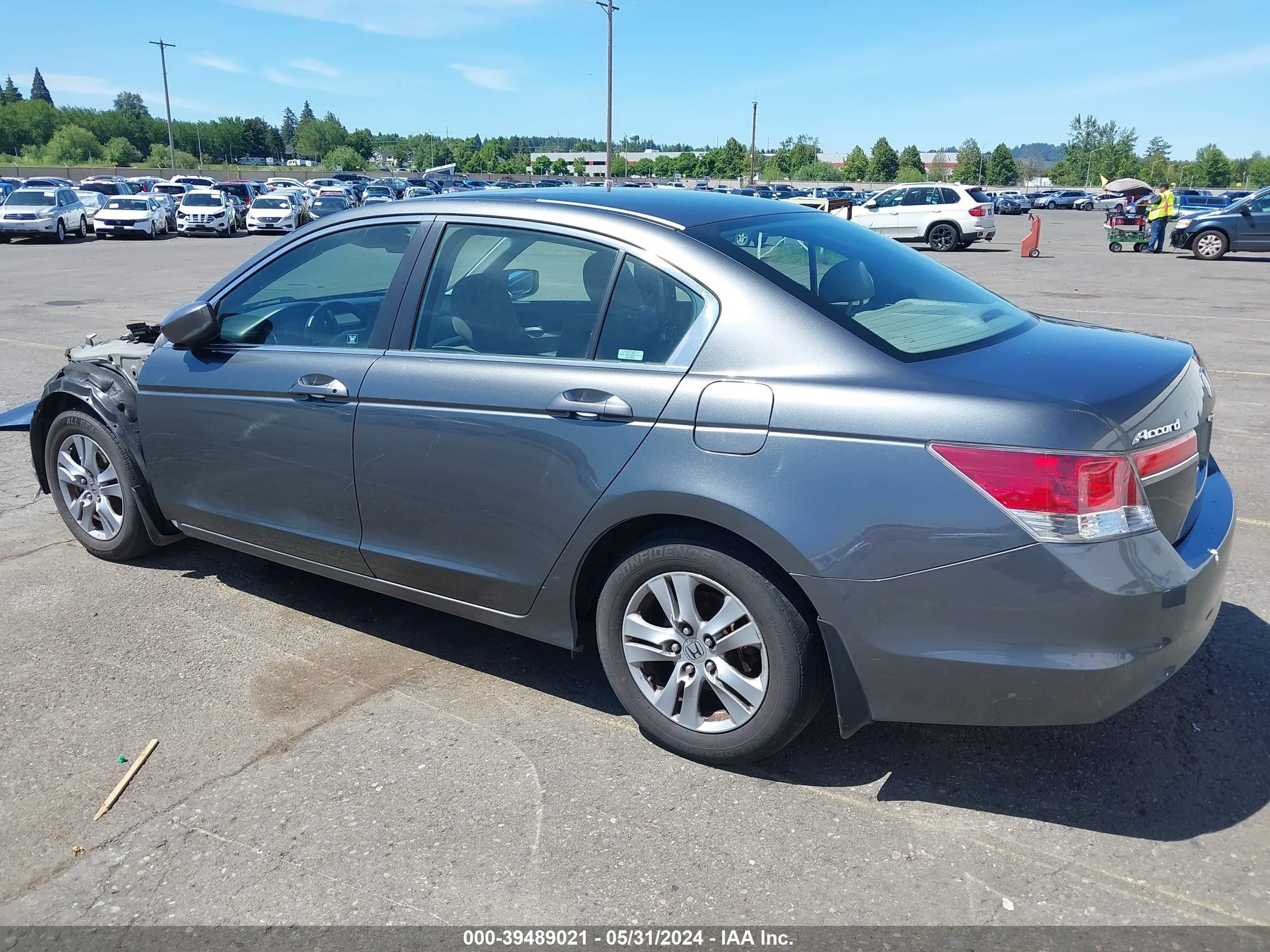 Photo 2 VIN: 1HGCP2F43BA012057 - HONDA ACCORD 