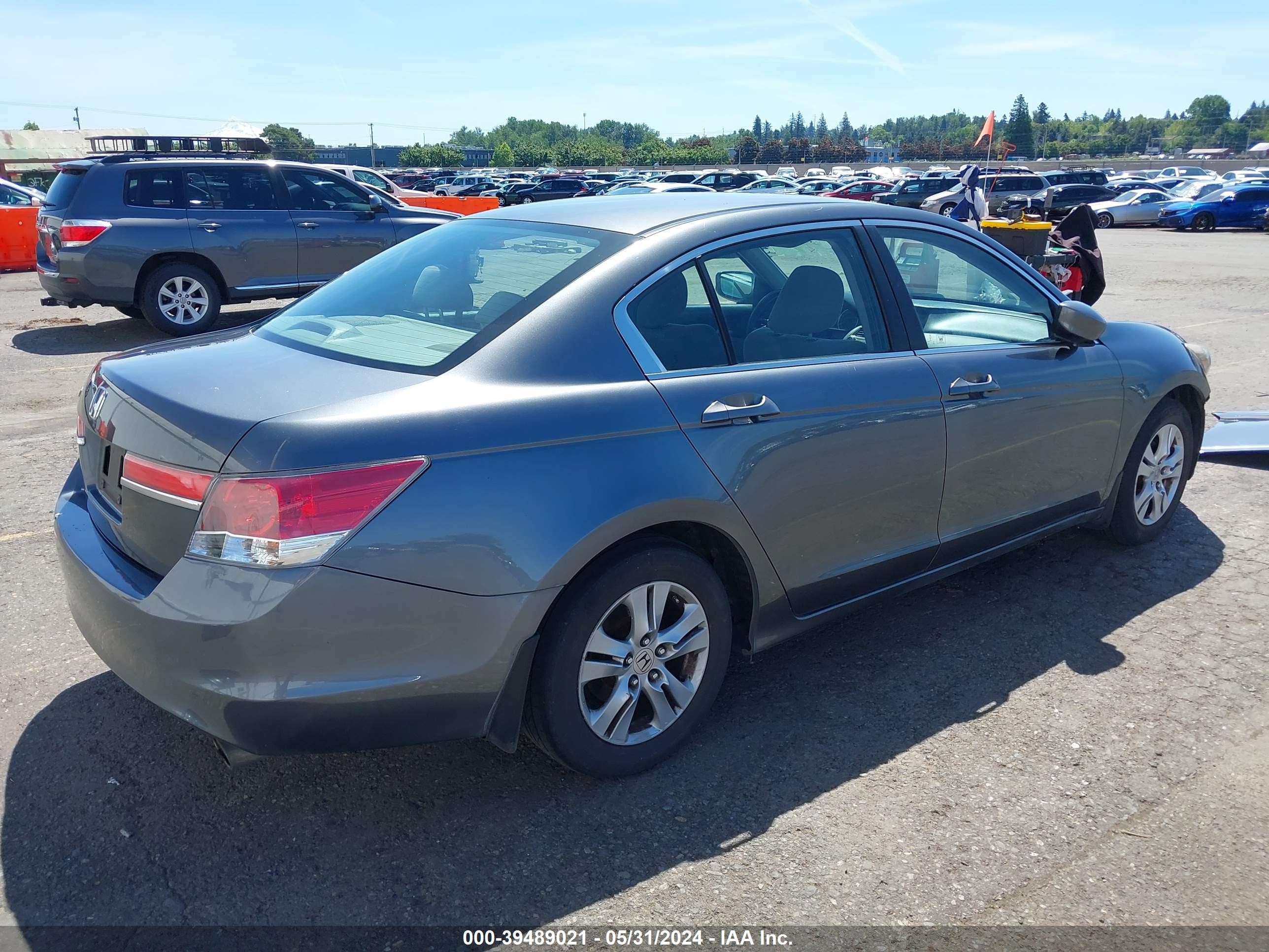 Photo 3 VIN: 1HGCP2F43BA012057 - HONDA ACCORD 