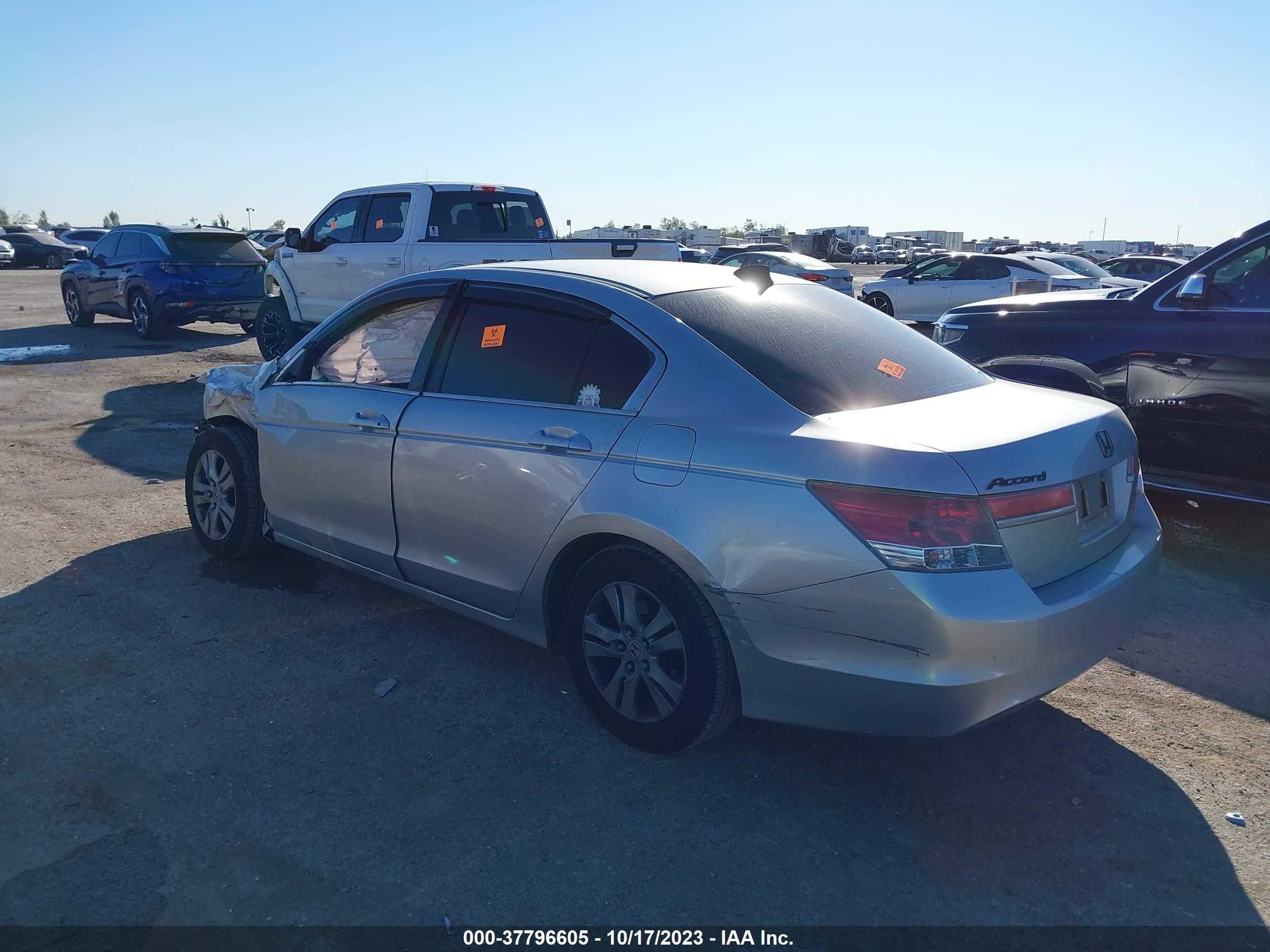 Photo 2 VIN: 1HGCP2F44BA088385 - HONDA ACCORD 