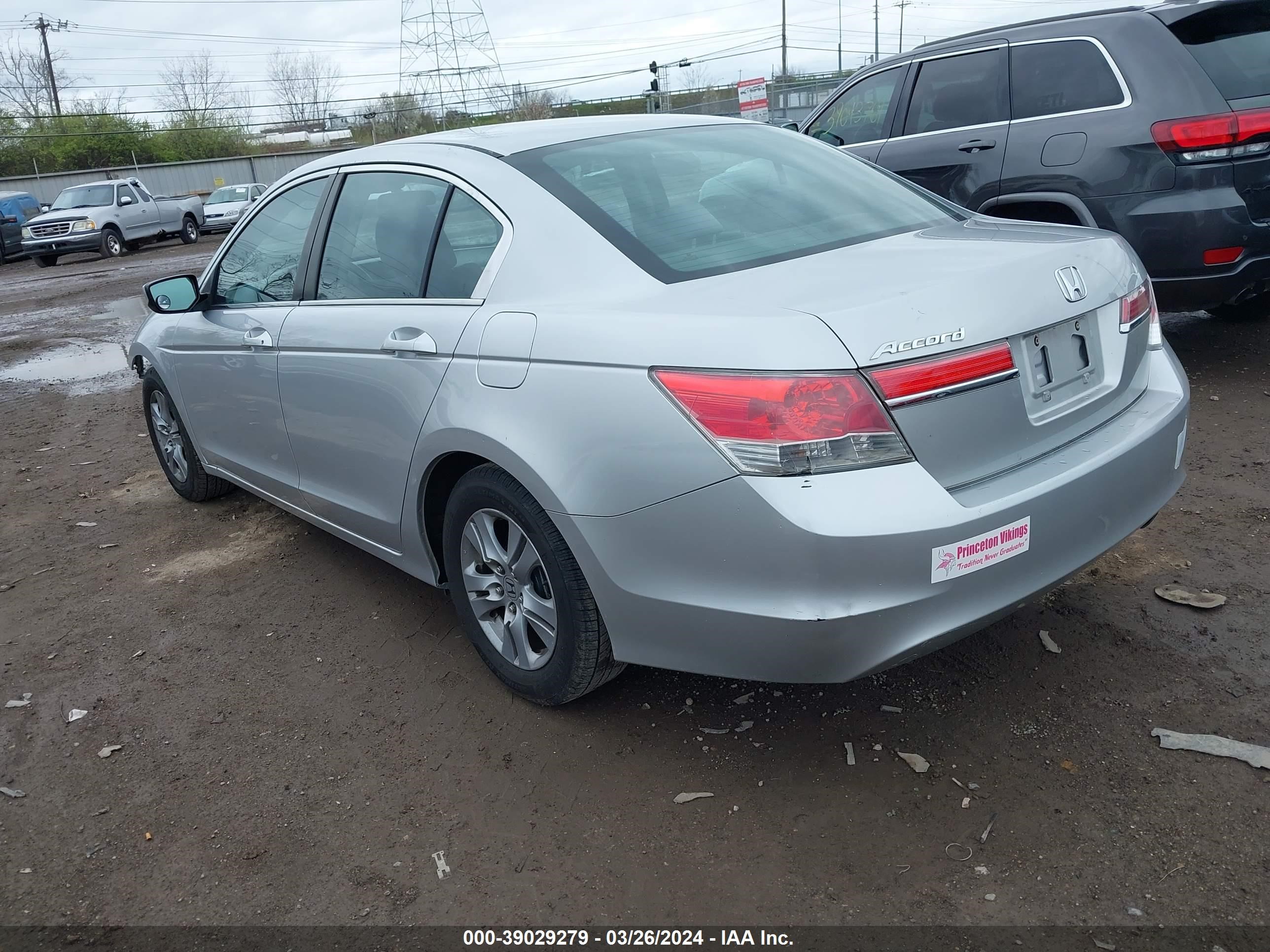 Photo 2 VIN: 1HGCP2F45CA155884 - HONDA ACCORD 