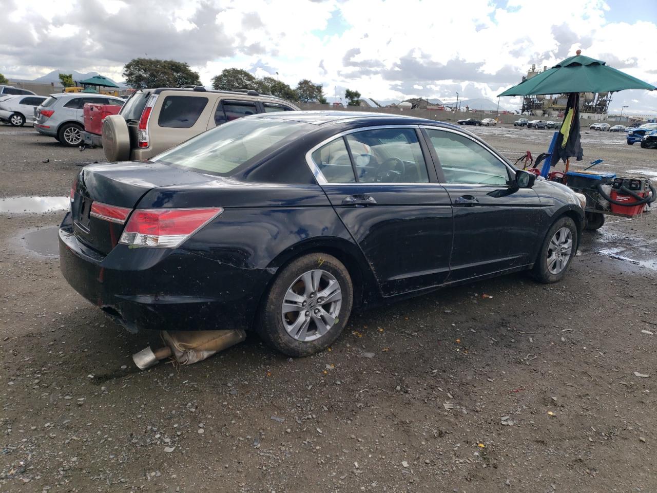 Photo 2 VIN: 1HGCP2F46BA104215 - HONDA ACCORD 