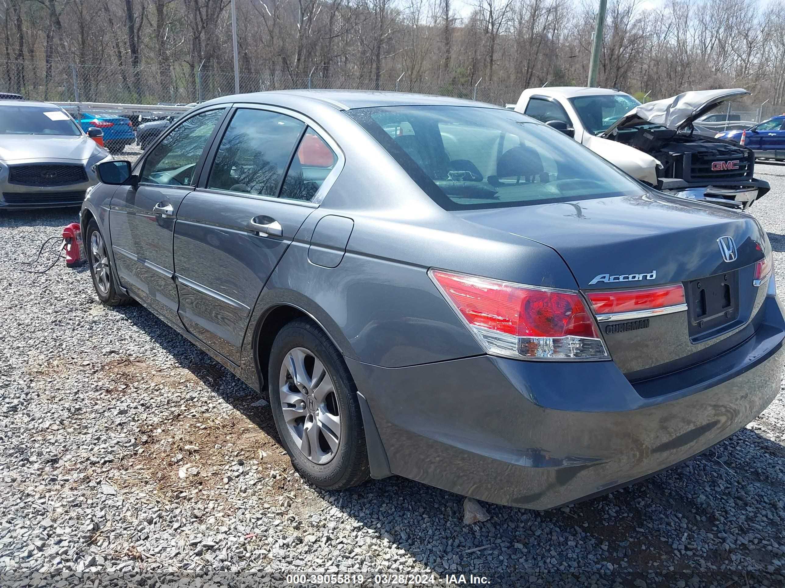 Photo 2 VIN: 1HGCP2F46BA141765 - HONDA ACCORD 