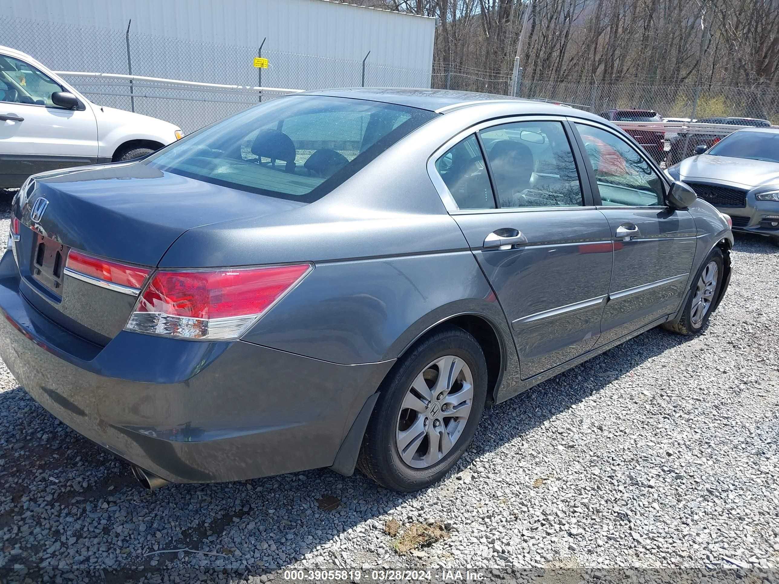 Photo 3 VIN: 1HGCP2F46BA141765 - HONDA ACCORD 