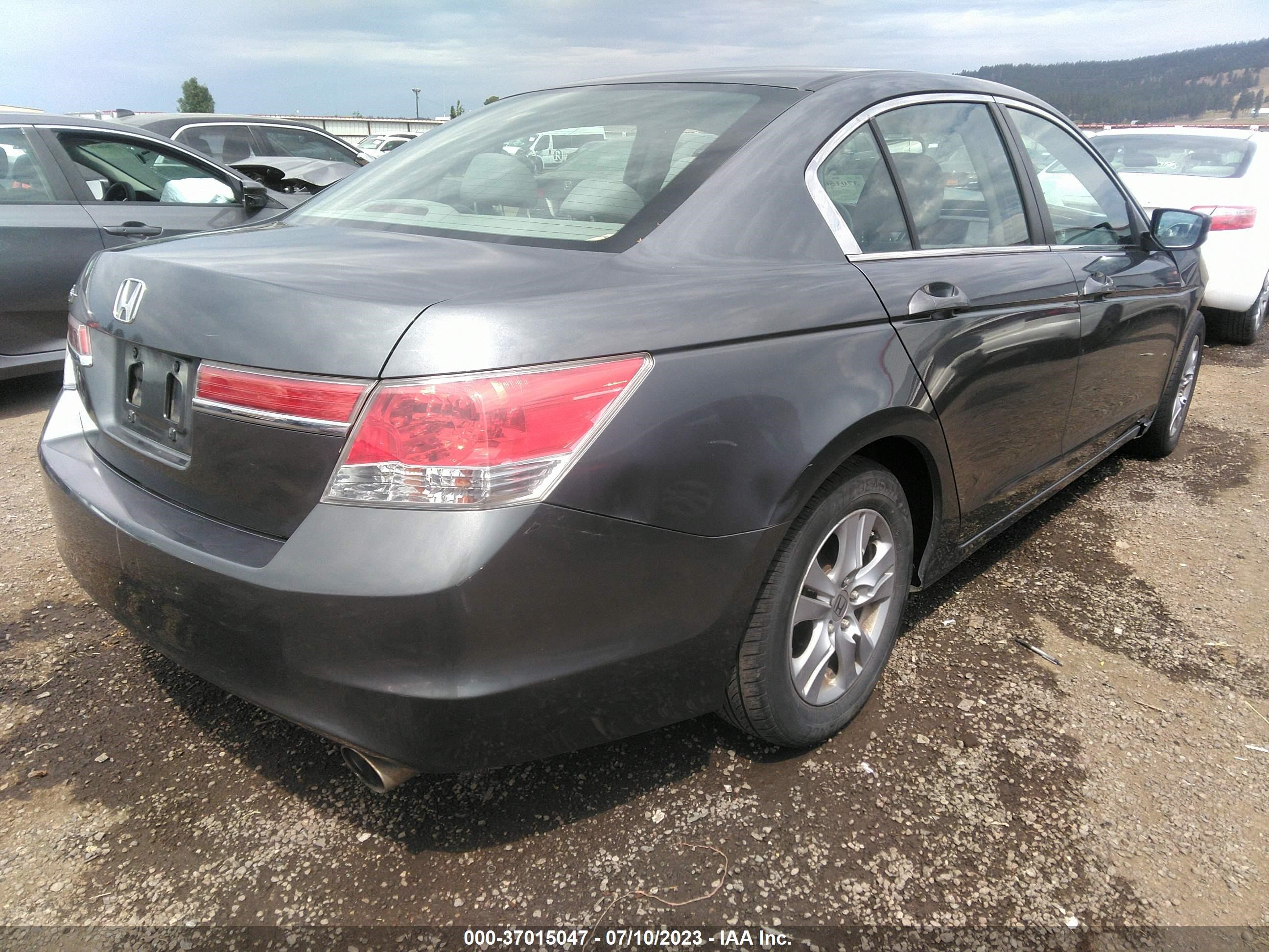 Photo 3 VIN: 1HGCP2F46CA020218 - HONDA ACCORD 