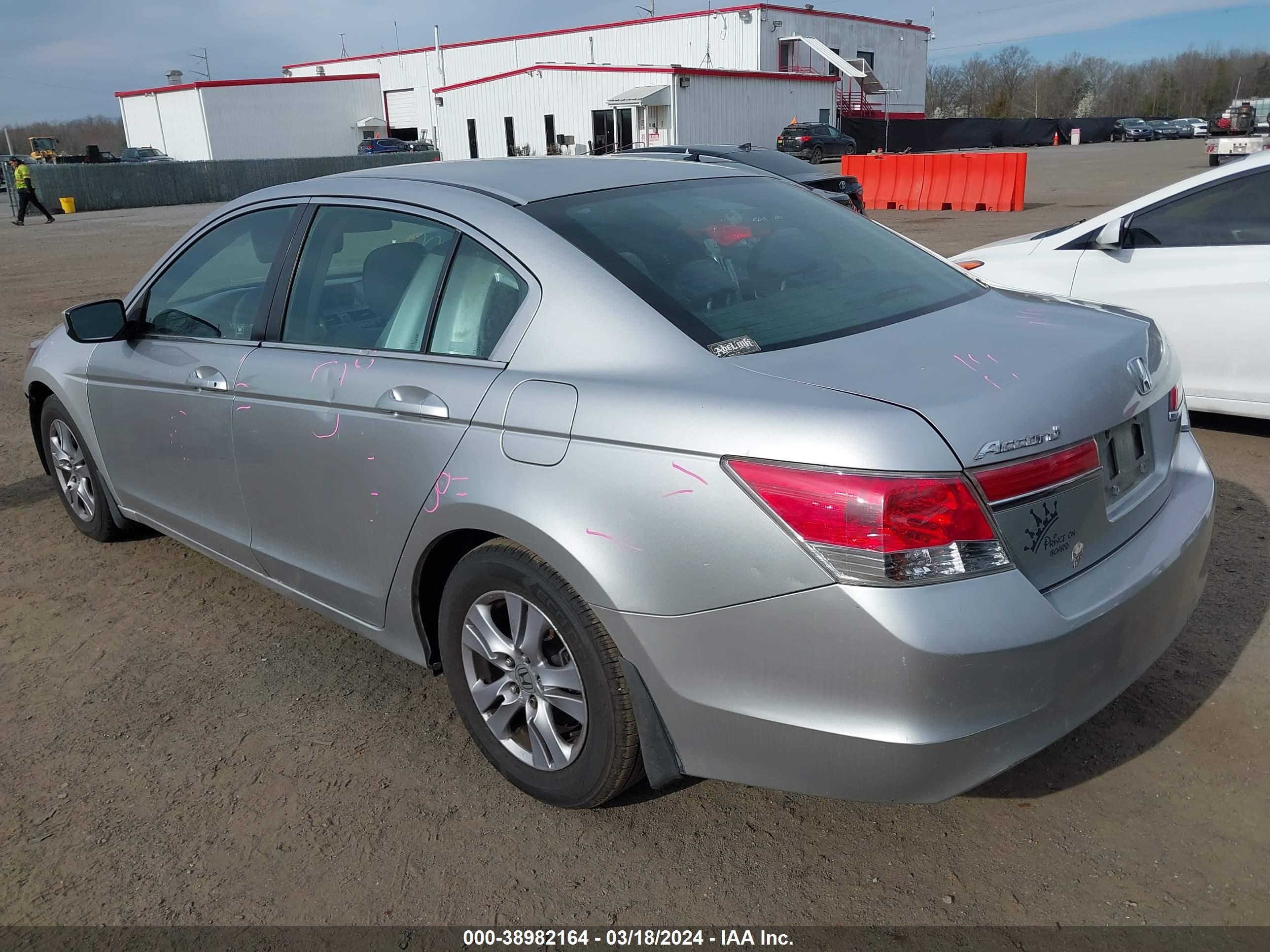 Photo 2 VIN: 1HGCP2F48BA099924 - HONDA ACCORD 