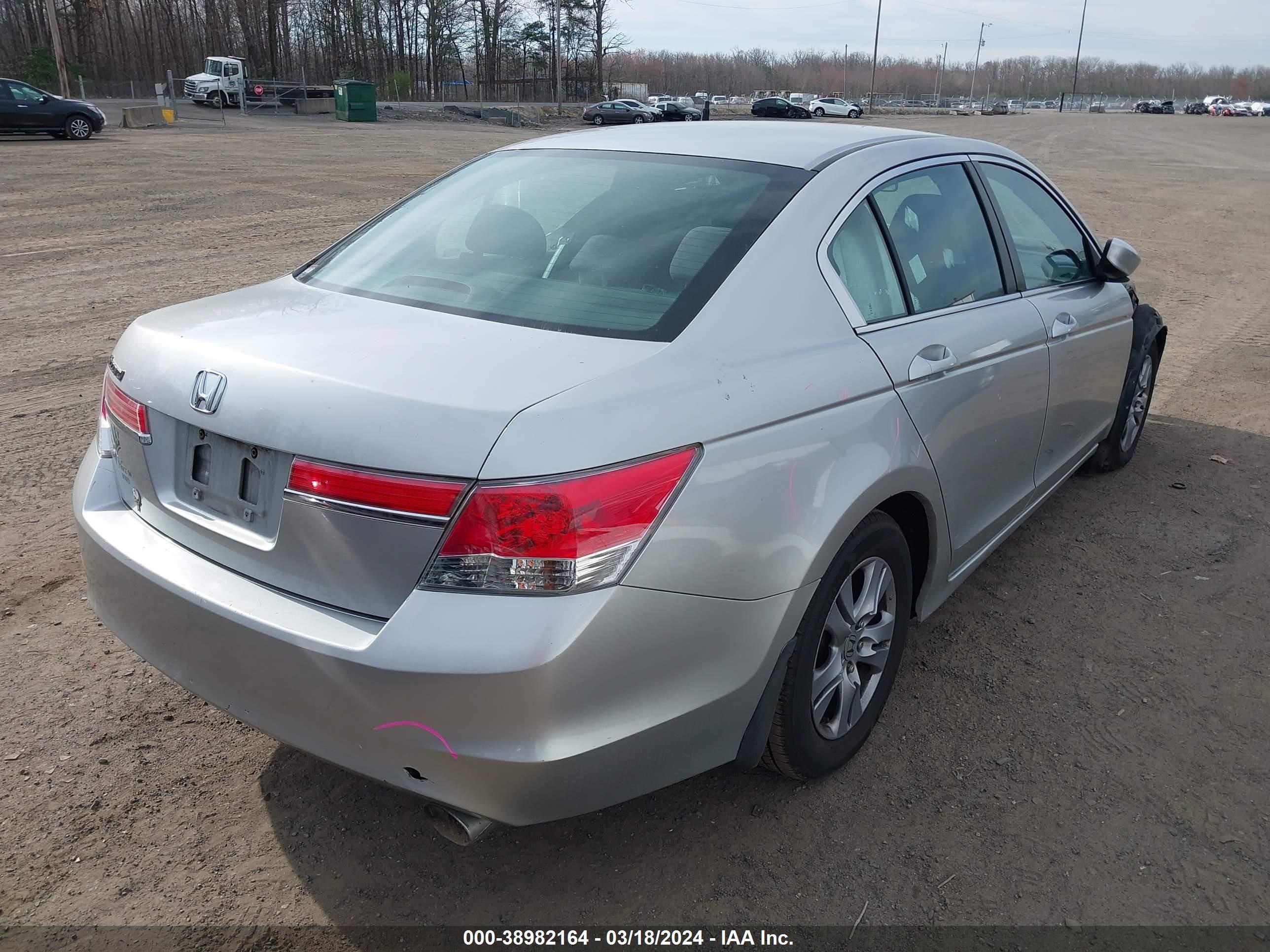 Photo 3 VIN: 1HGCP2F48BA099924 - HONDA ACCORD 