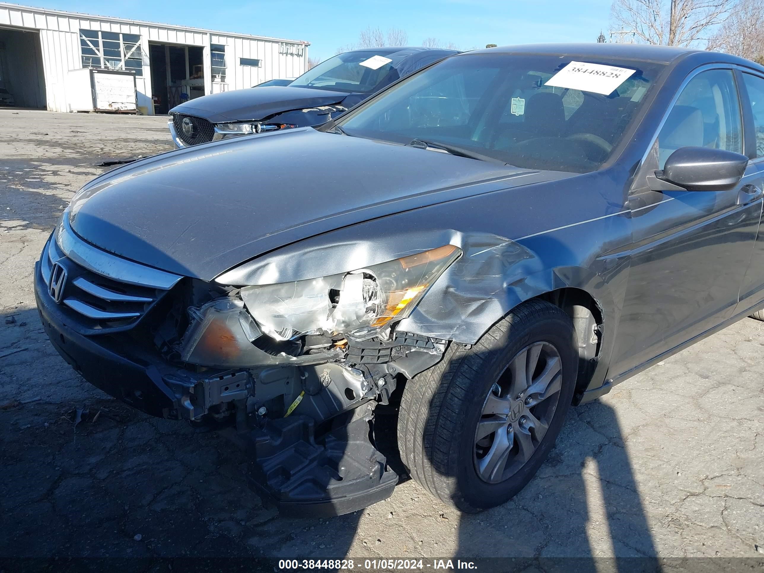 Photo 5 VIN: 1HGCP2F4XCA203816 - HONDA ACCORD 