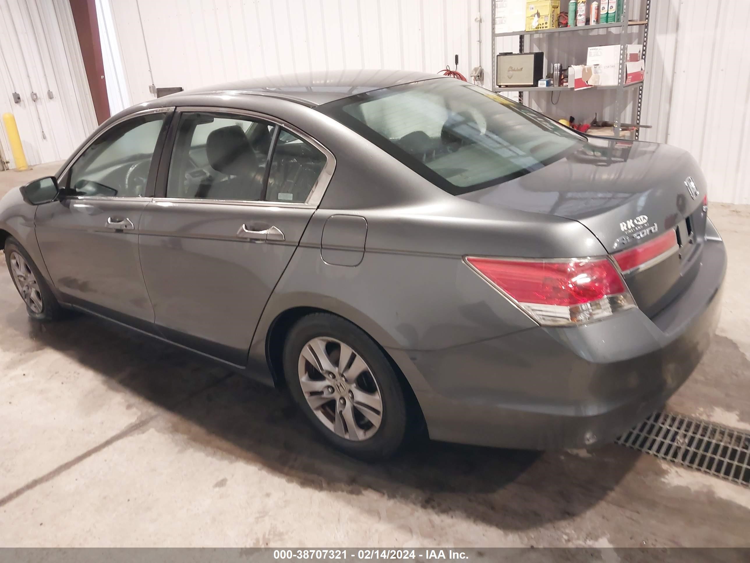 Photo 2 VIN: 1HGCP2F60CA027117 - HONDA ACCORD 