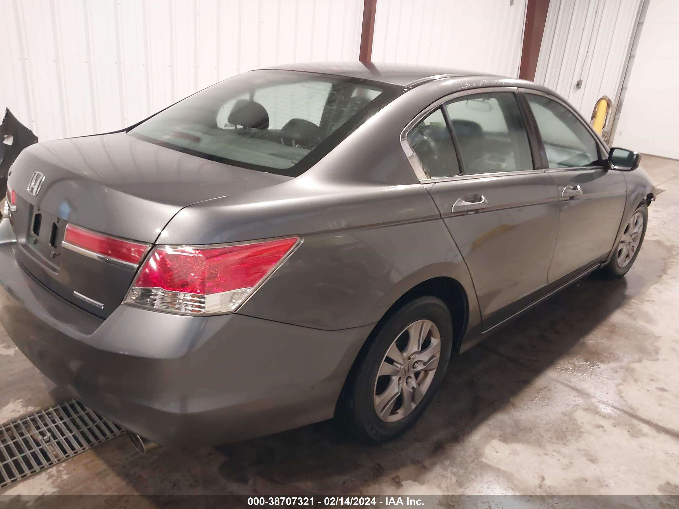 Photo 3 VIN: 1HGCP2F60CA027117 - HONDA ACCORD 