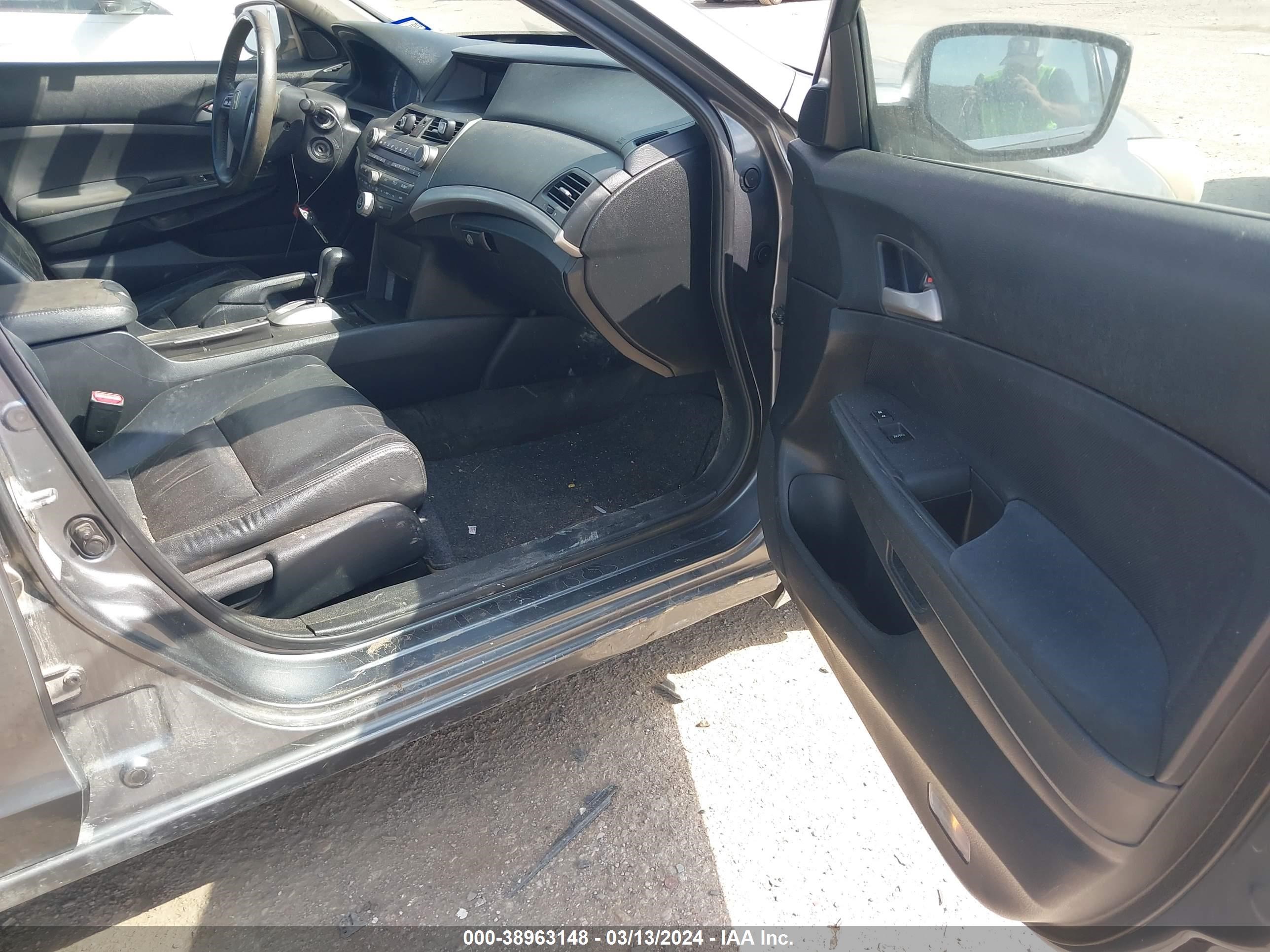 Photo 4 VIN: 1HGCP2F60CA071764 - HONDA ACCORD 