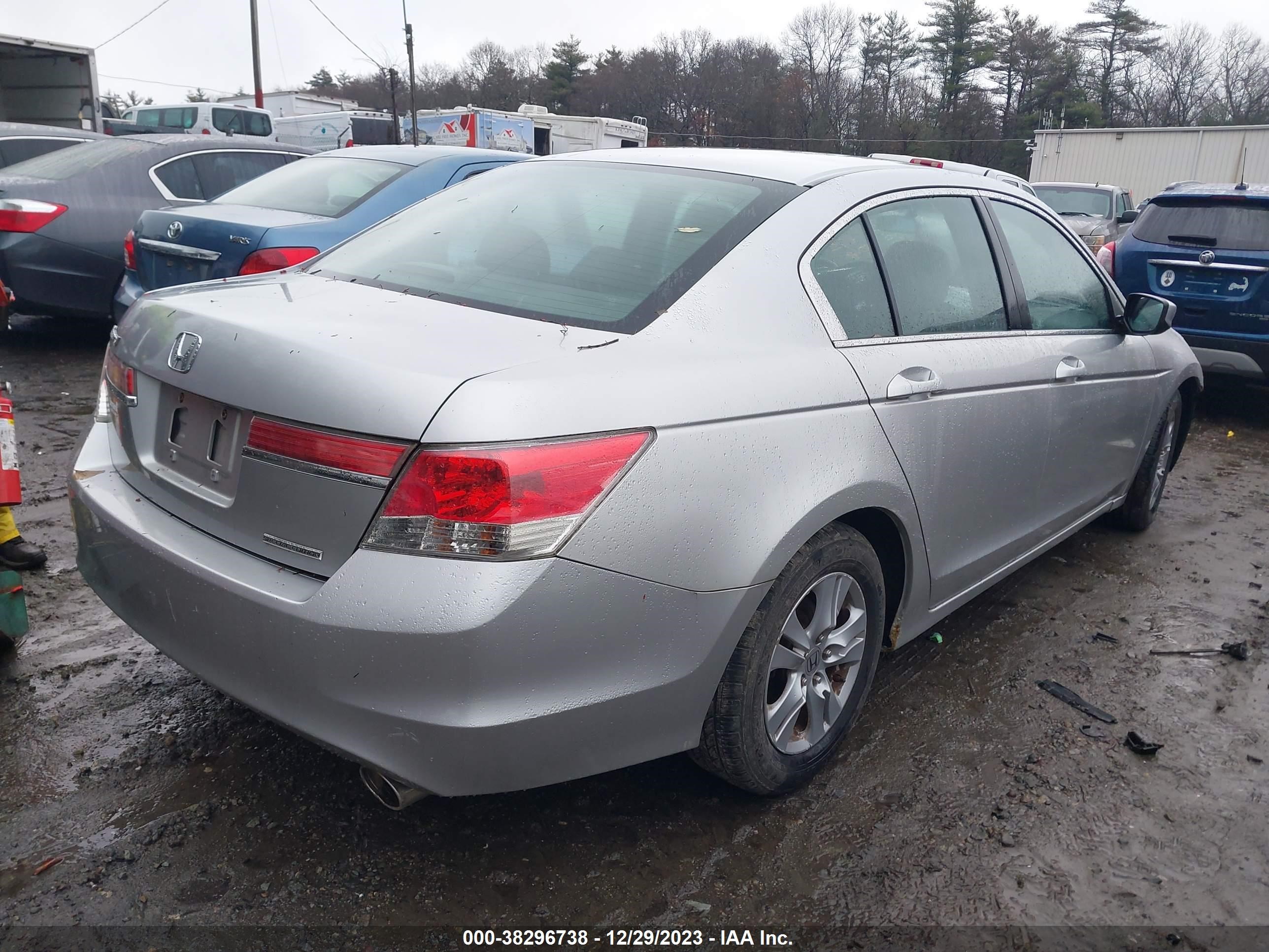 Photo 3 VIN: 1HGCP2F62BA015422 - HONDA ACCORD 