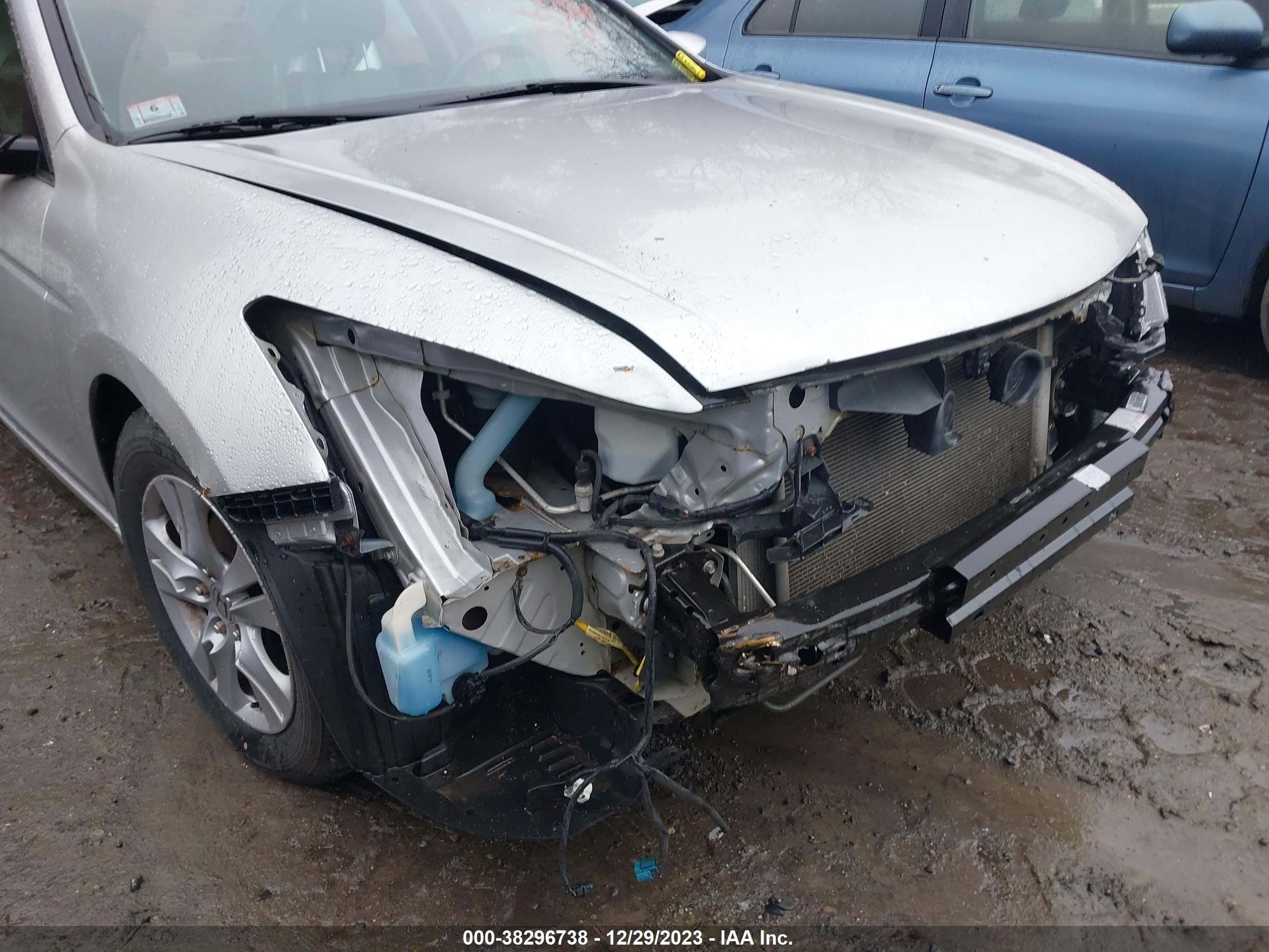 Photo 5 VIN: 1HGCP2F62BA015422 - HONDA ACCORD 