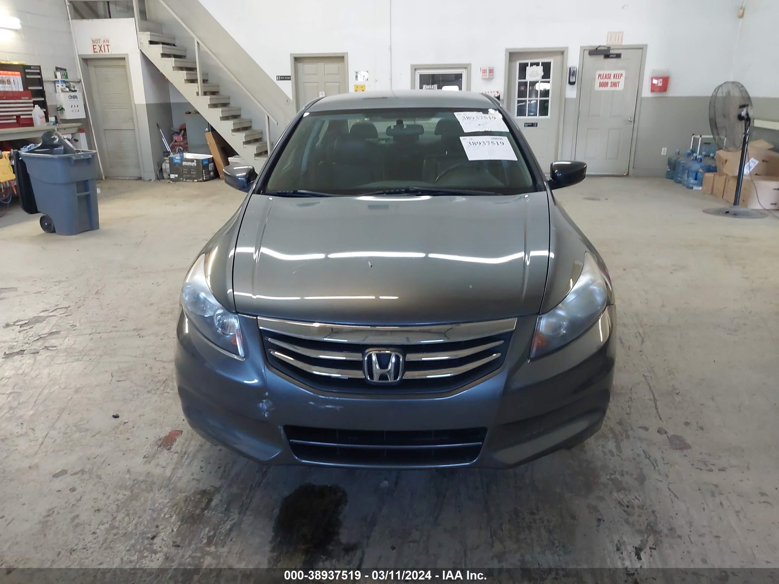 Photo 11 VIN: 1HGCP2F62BA117089 - HONDA ACCORD 