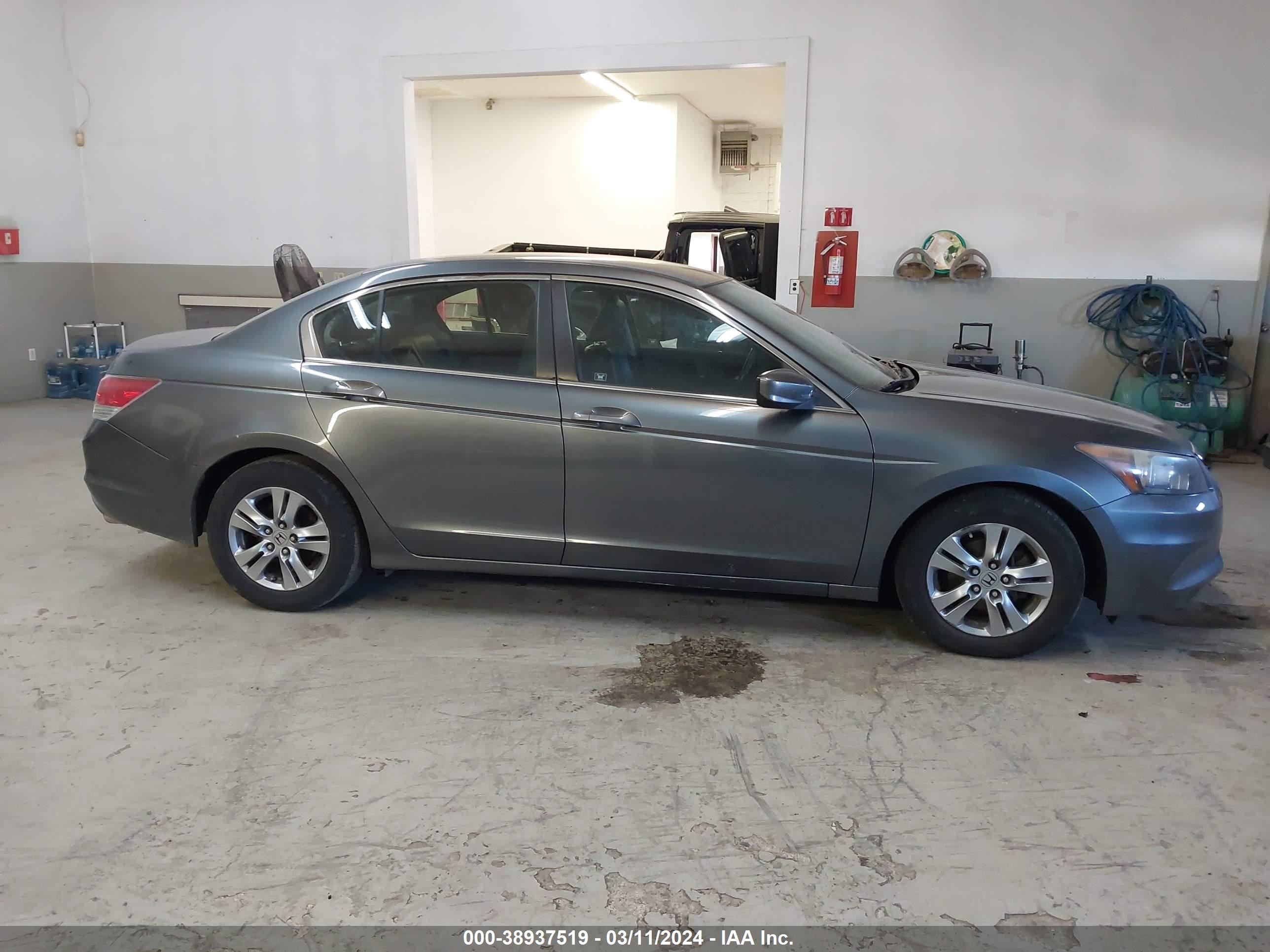 Photo 12 VIN: 1HGCP2F62BA117089 - HONDA ACCORD 