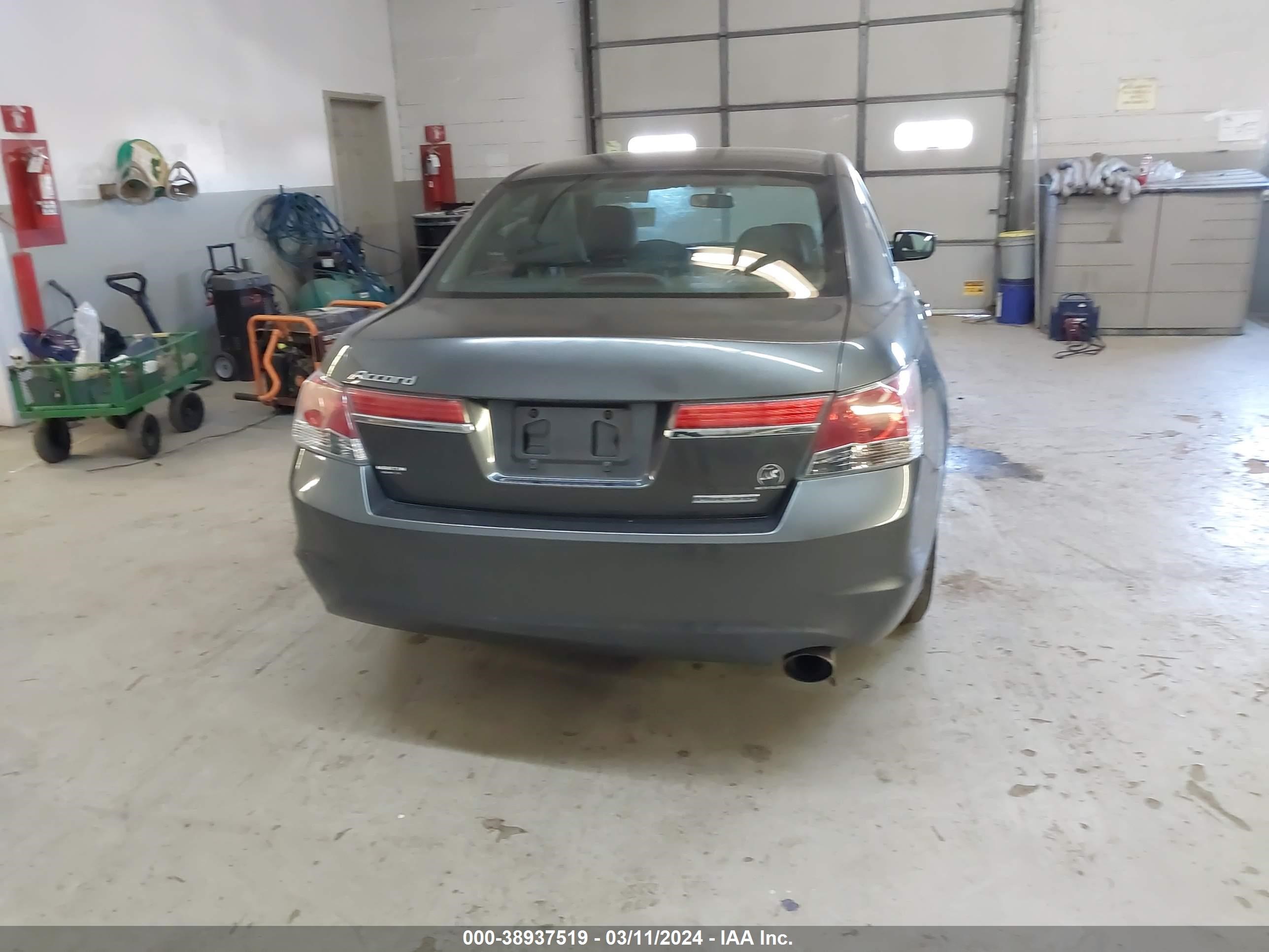 Photo 15 VIN: 1HGCP2F62BA117089 - HONDA ACCORD 