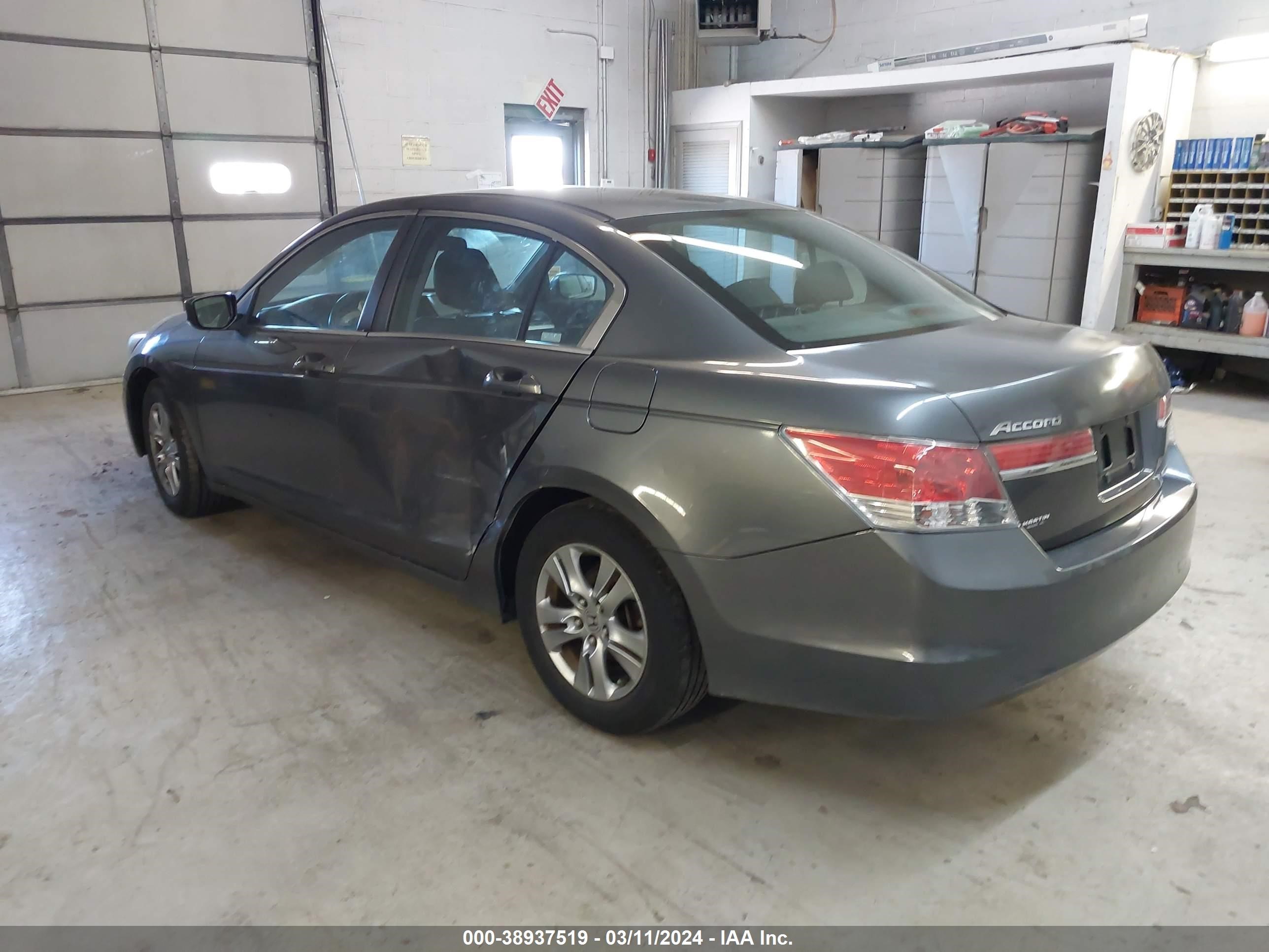 Photo 2 VIN: 1HGCP2F62BA117089 - HONDA ACCORD 