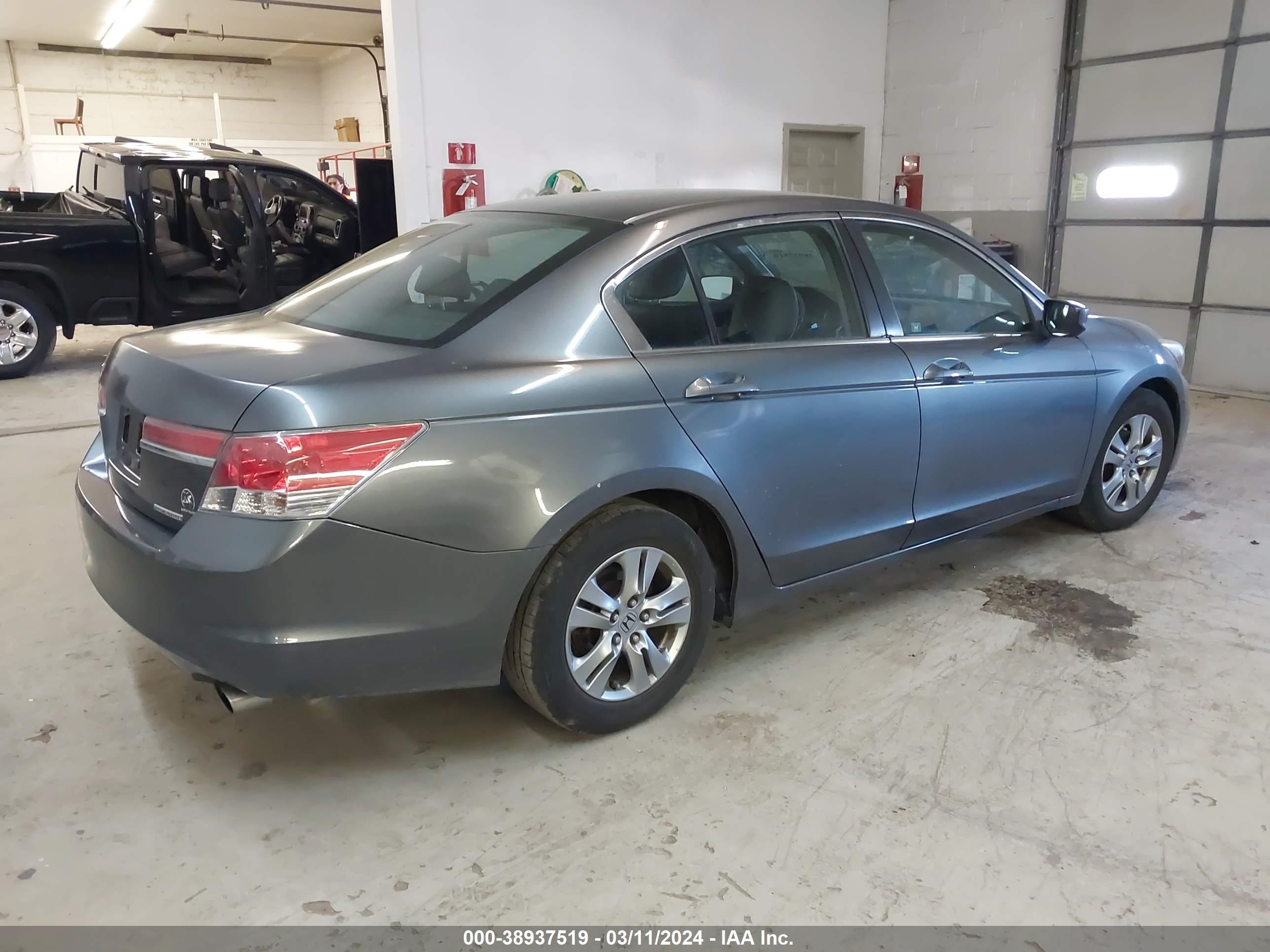 Photo 3 VIN: 1HGCP2F62BA117089 - HONDA ACCORD 