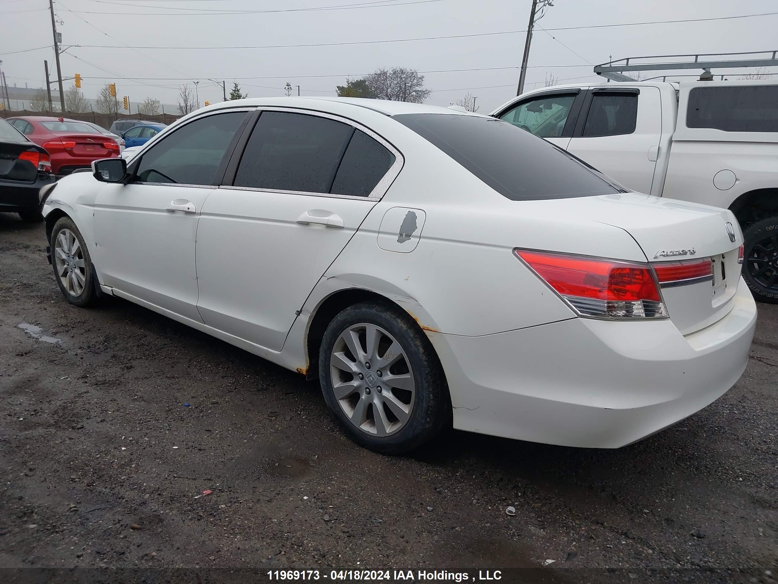 Photo 2 VIN: 1HGCP2F62BA804783 - HONDA ACCORD 