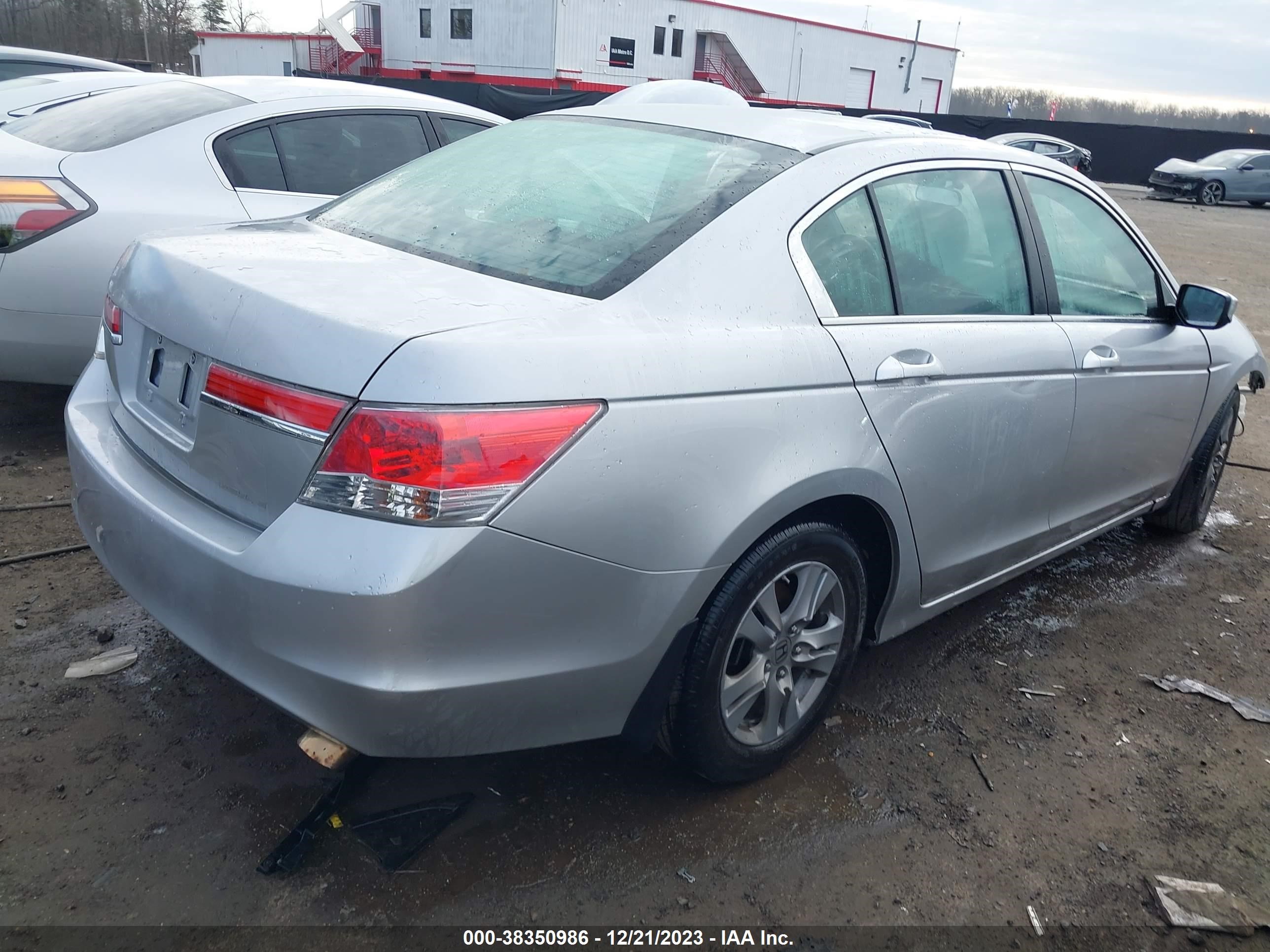 Photo 3 VIN: 1HGCP2F63BA031290 - HONDA ACCORD 