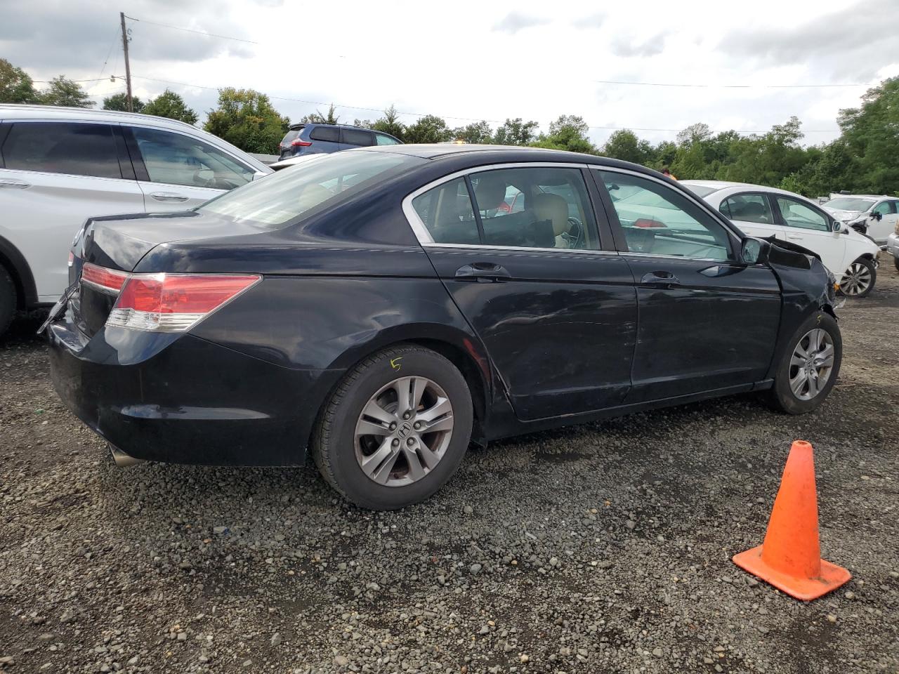 Photo 2 VIN: 1HGCP2F63BA151574 - HONDA ACCORD 