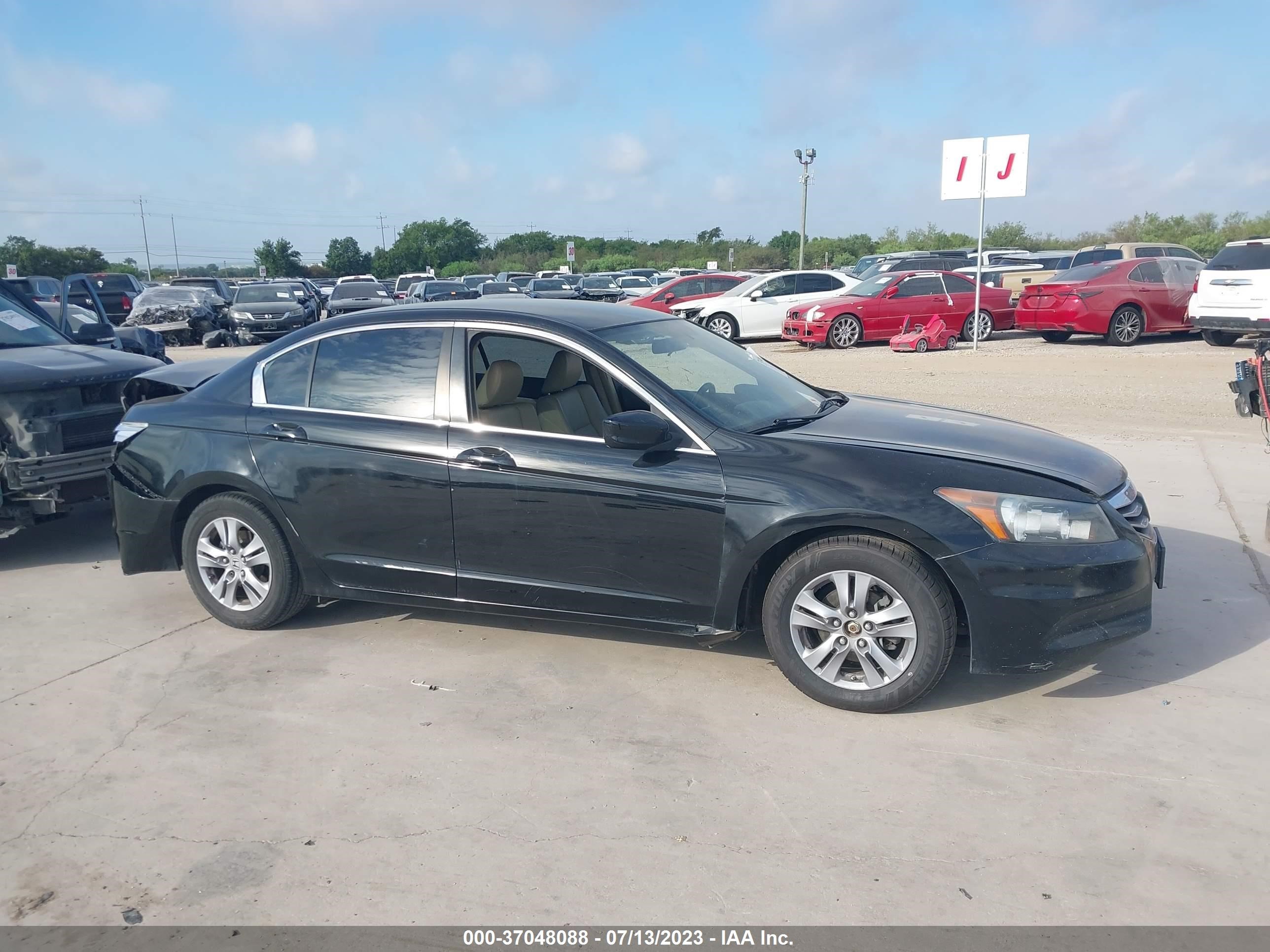 Photo 12 VIN: 1HGCP2F63BA151767 - HONDA ACCORD 