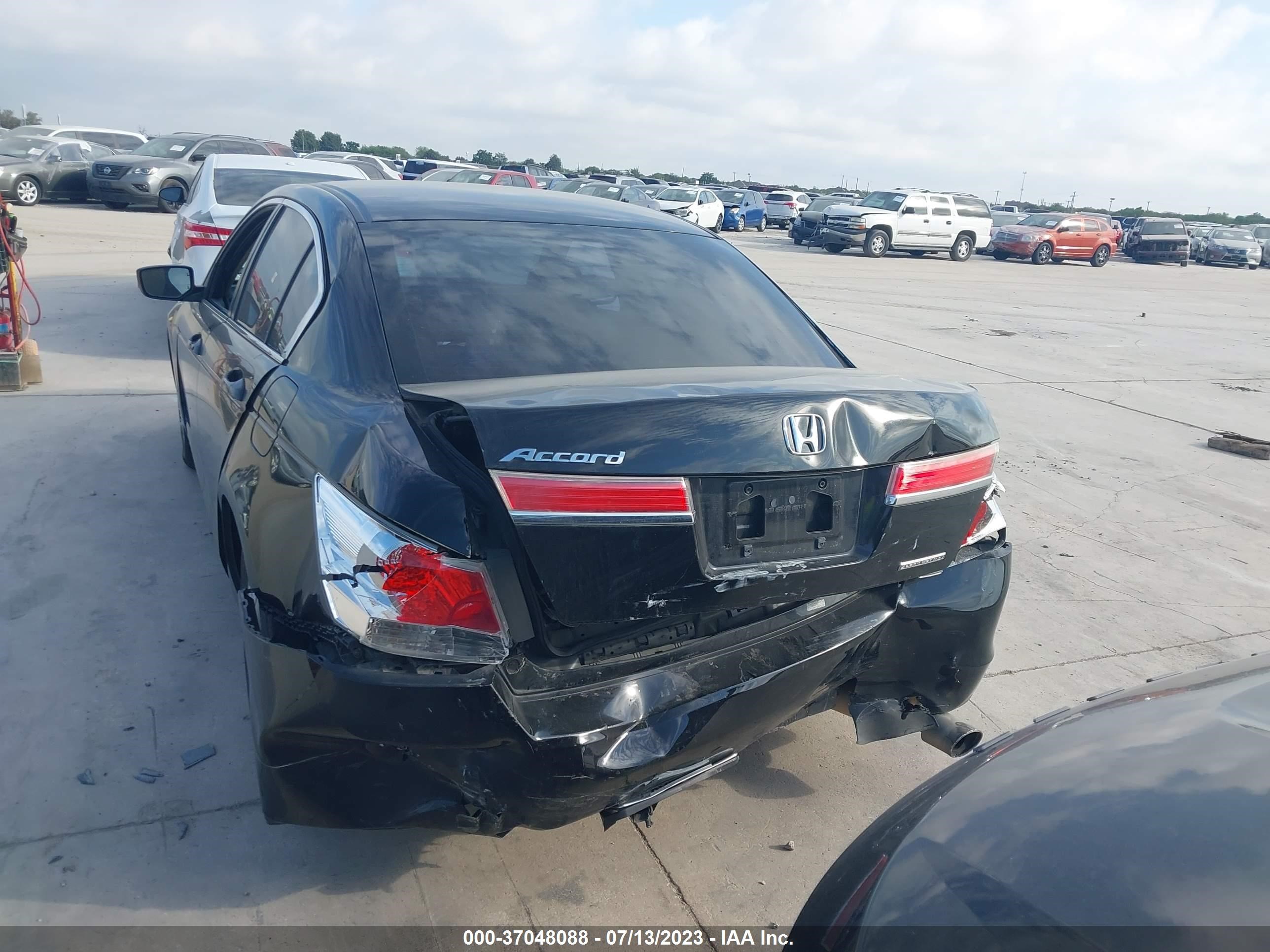 Photo 15 VIN: 1HGCP2F63BA151767 - HONDA ACCORD 