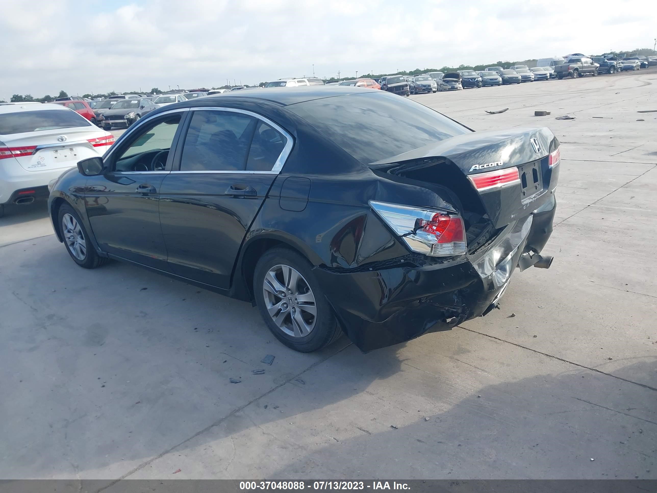 Photo 2 VIN: 1HGCP2F63BA151767 - HONDA ACCORD 