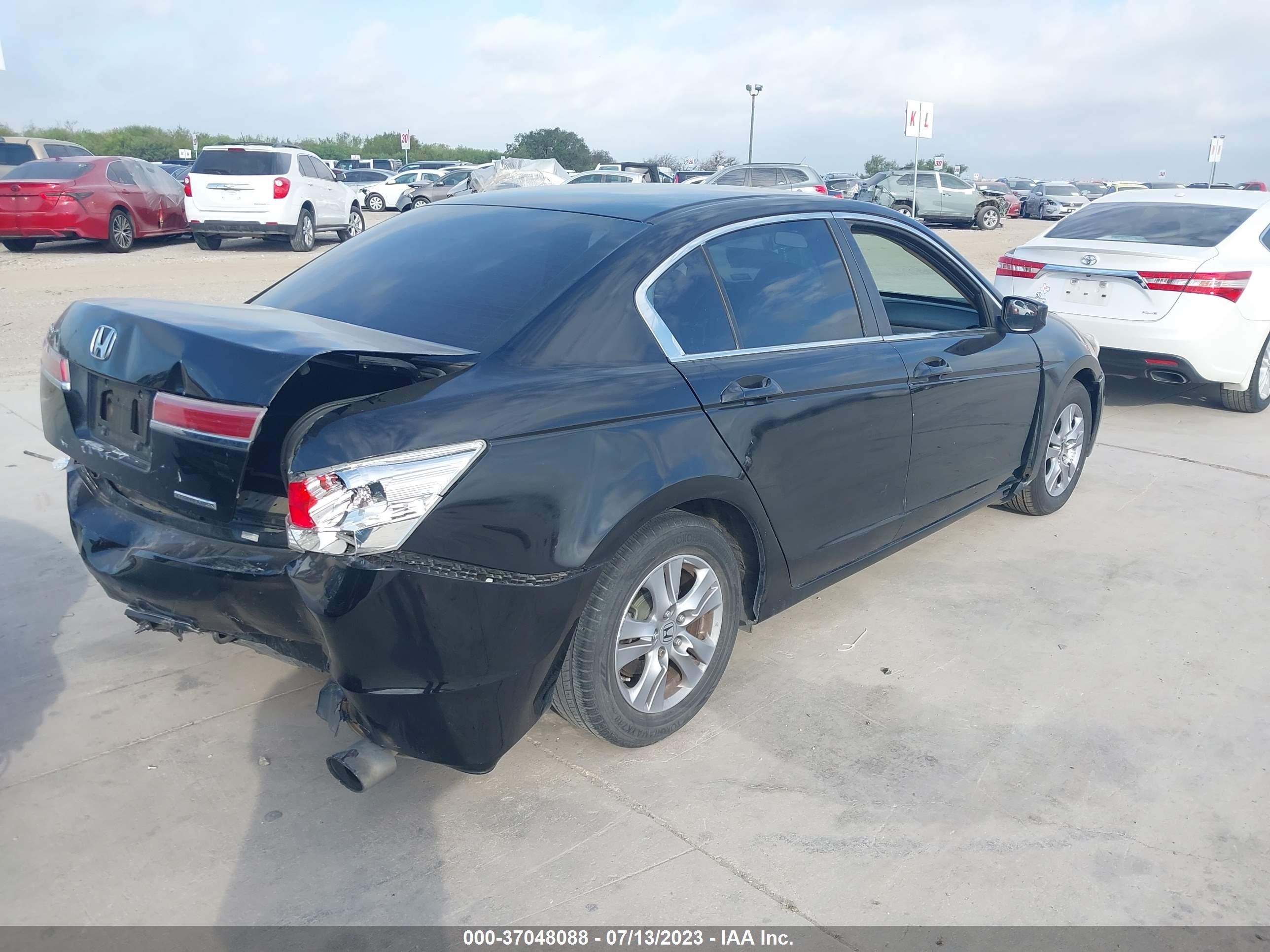 Photo 3 VIN: 1HGCP2F63BA151767 - HONDA ACCORD 