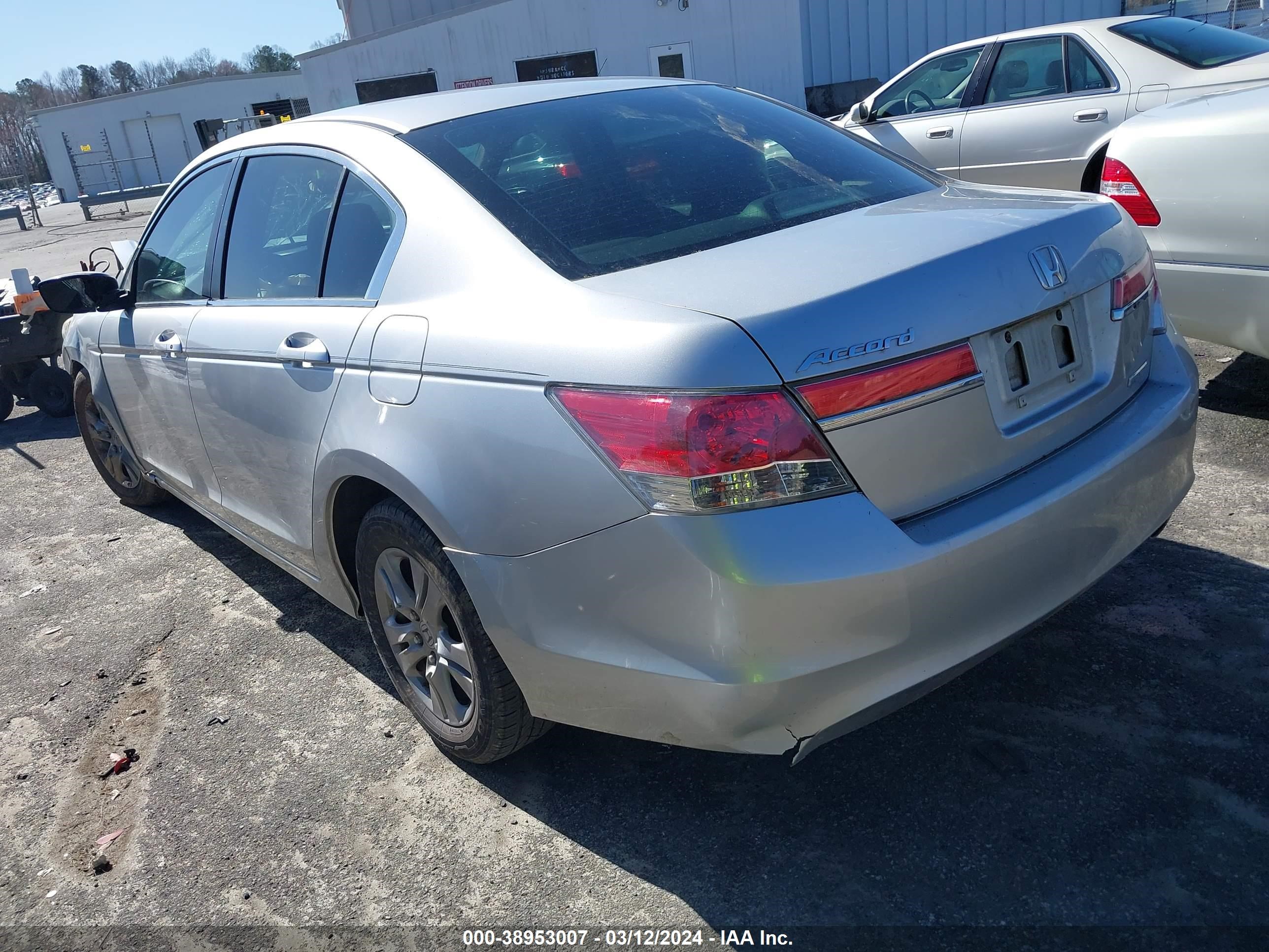 Photo 2 VIN: 1HGCP2F63BA153888 - HONDA ACCORD 