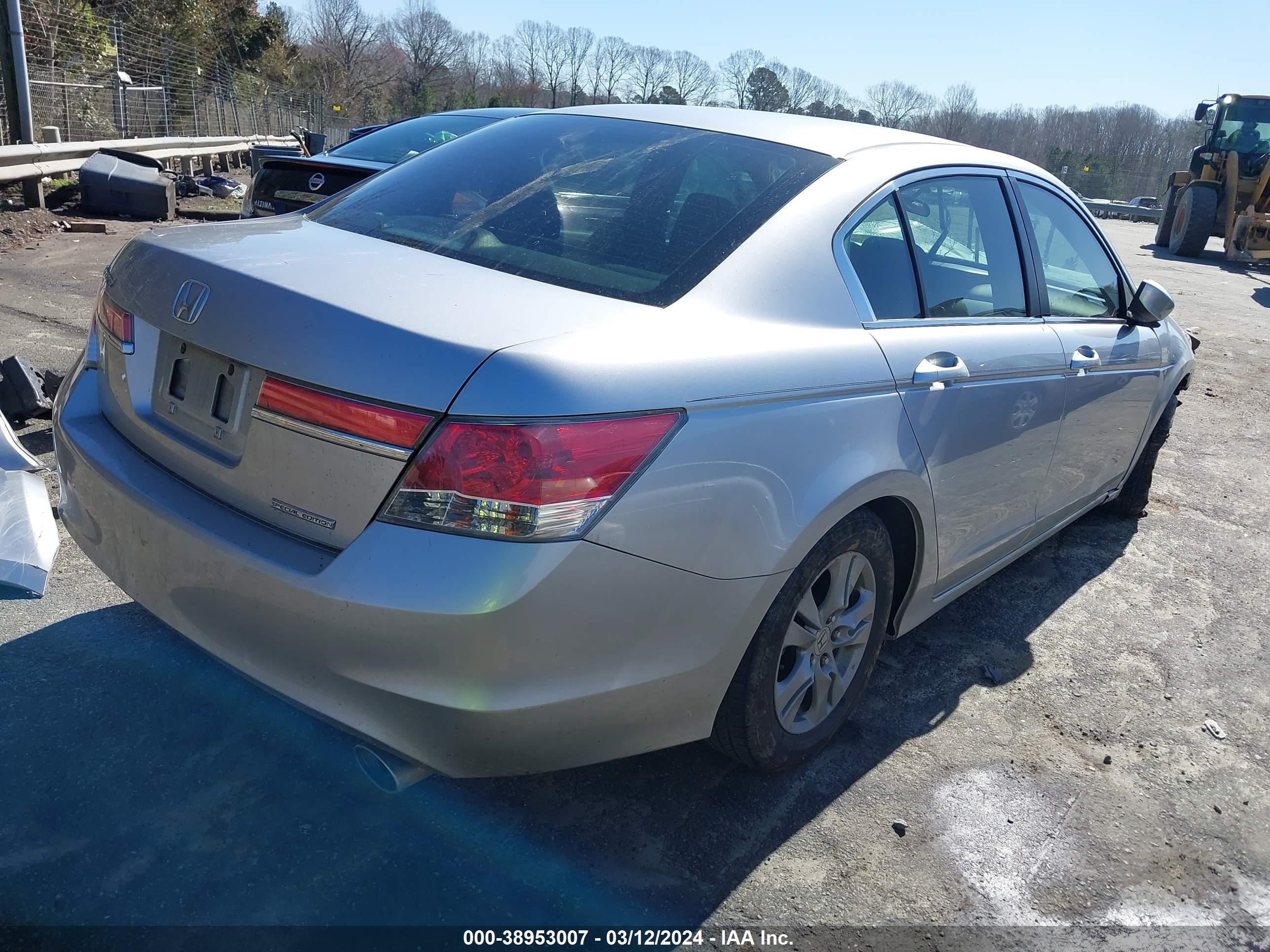 Photo 3 VIN: 1HGCP2F63BA153888 - HONDA ACCORD 