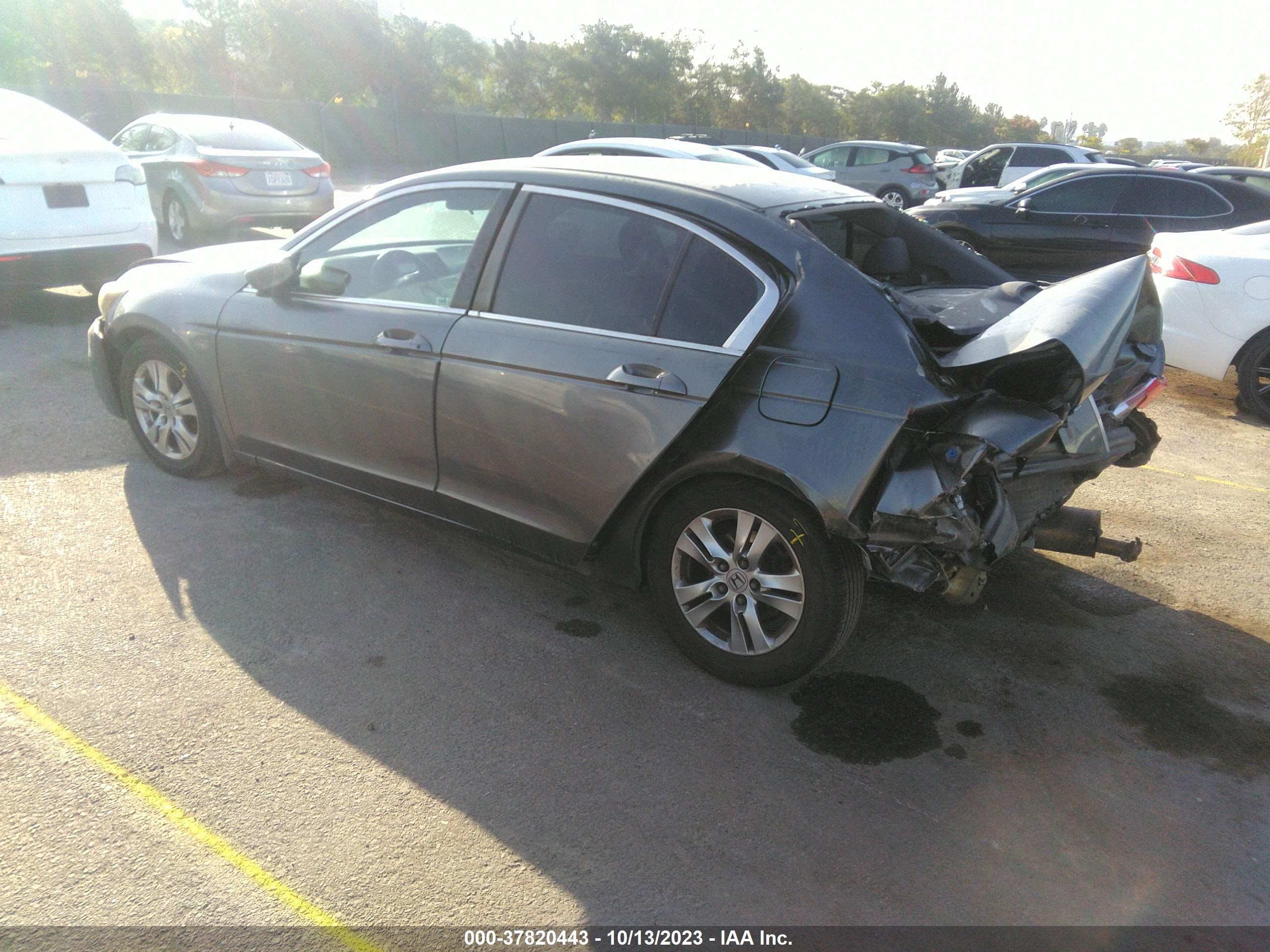 Photo 2 VIN: 1HGCP2F63CA245245 - HONDA ACCORD 