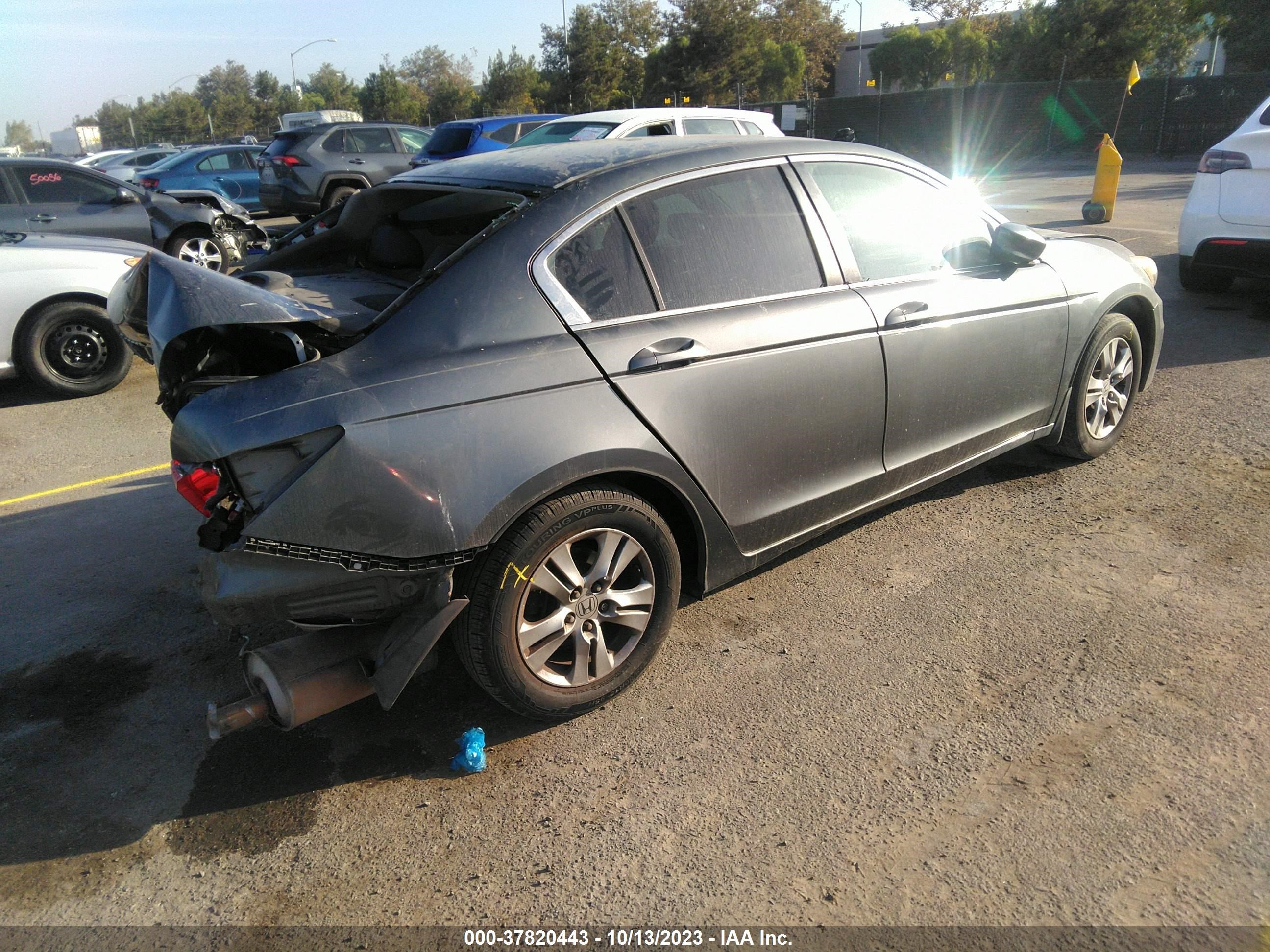 Photo 3 VIN: 1HGCP2F63CA245245 - HONDA ACCORD 