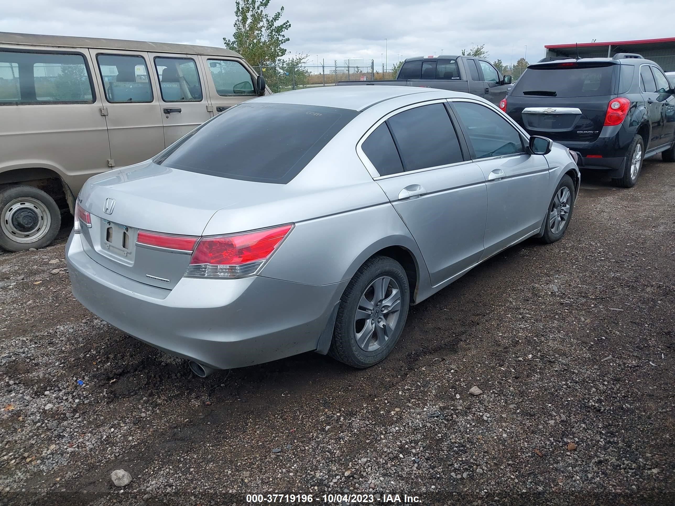 Photo 3 VIN: 1HGCP2F64BA147324 - HONDA ACCORD 