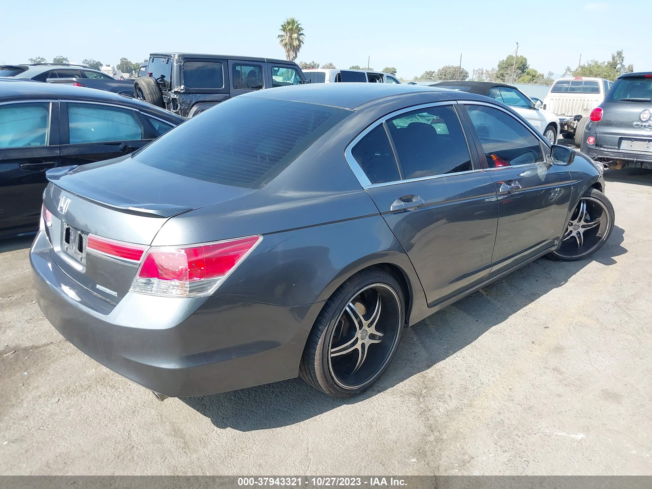 Photo 3 VIN: 1HGCP2F64CA123123 - HONDA ACCORD 