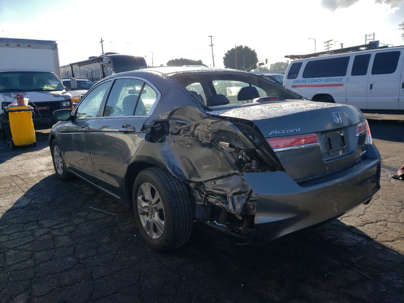 Photo 2 VIN: 1HGCP2F64CA147289 - HONDA ACCORD SE 