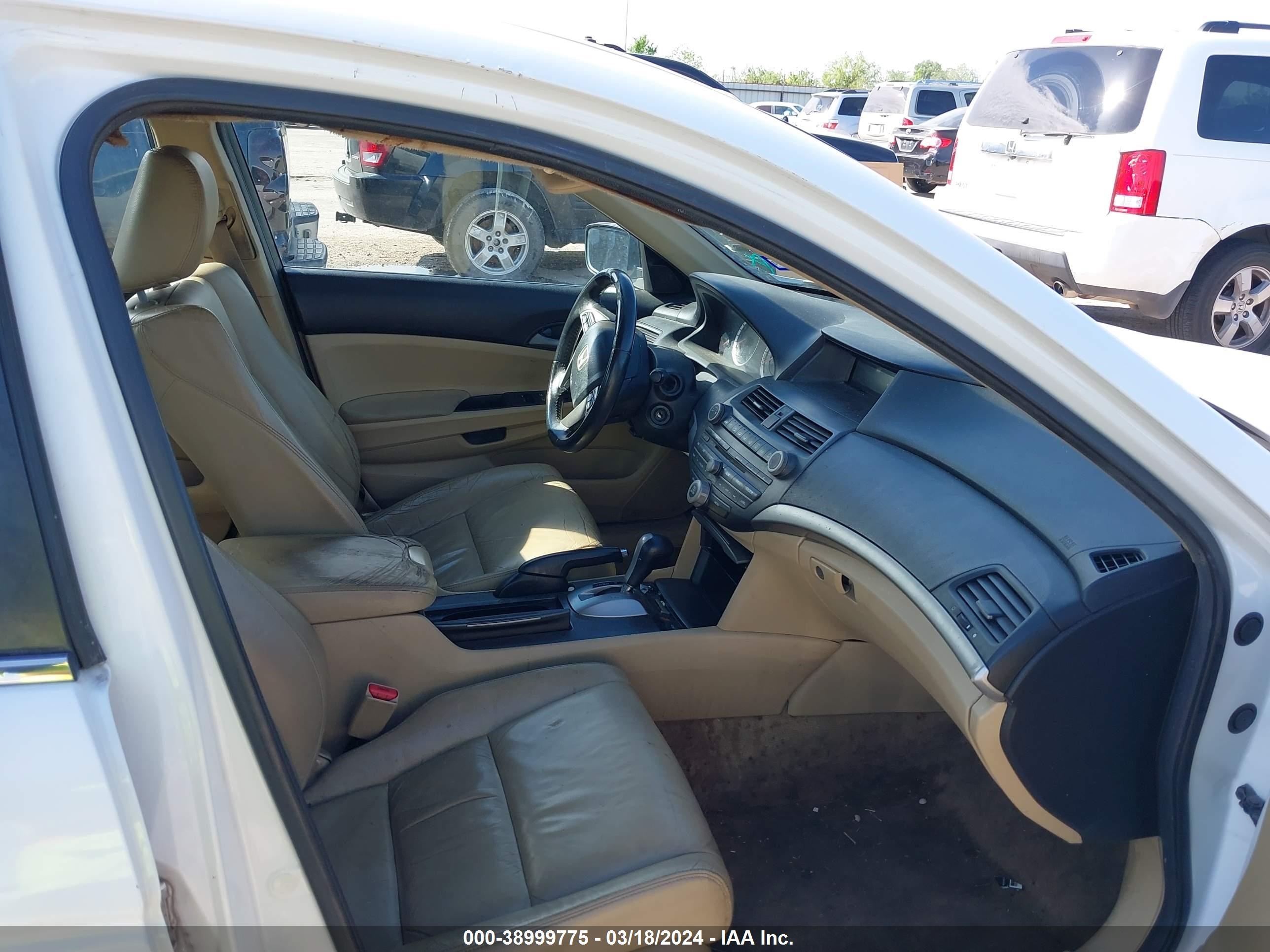 Photo 4 VIN: 1HGCP2F64CA178400 - HONDA ACCORD 