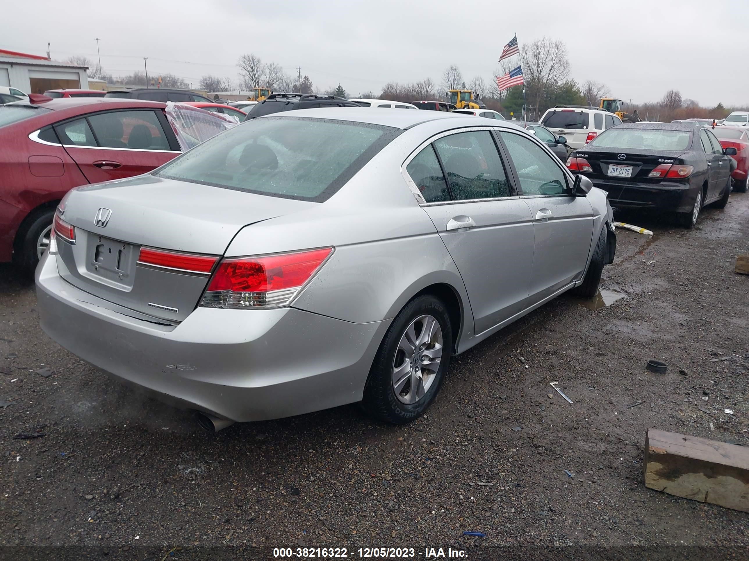 Photo 3 VIN: 1HGCP2F64CA220192 - HONDA ACCORD 