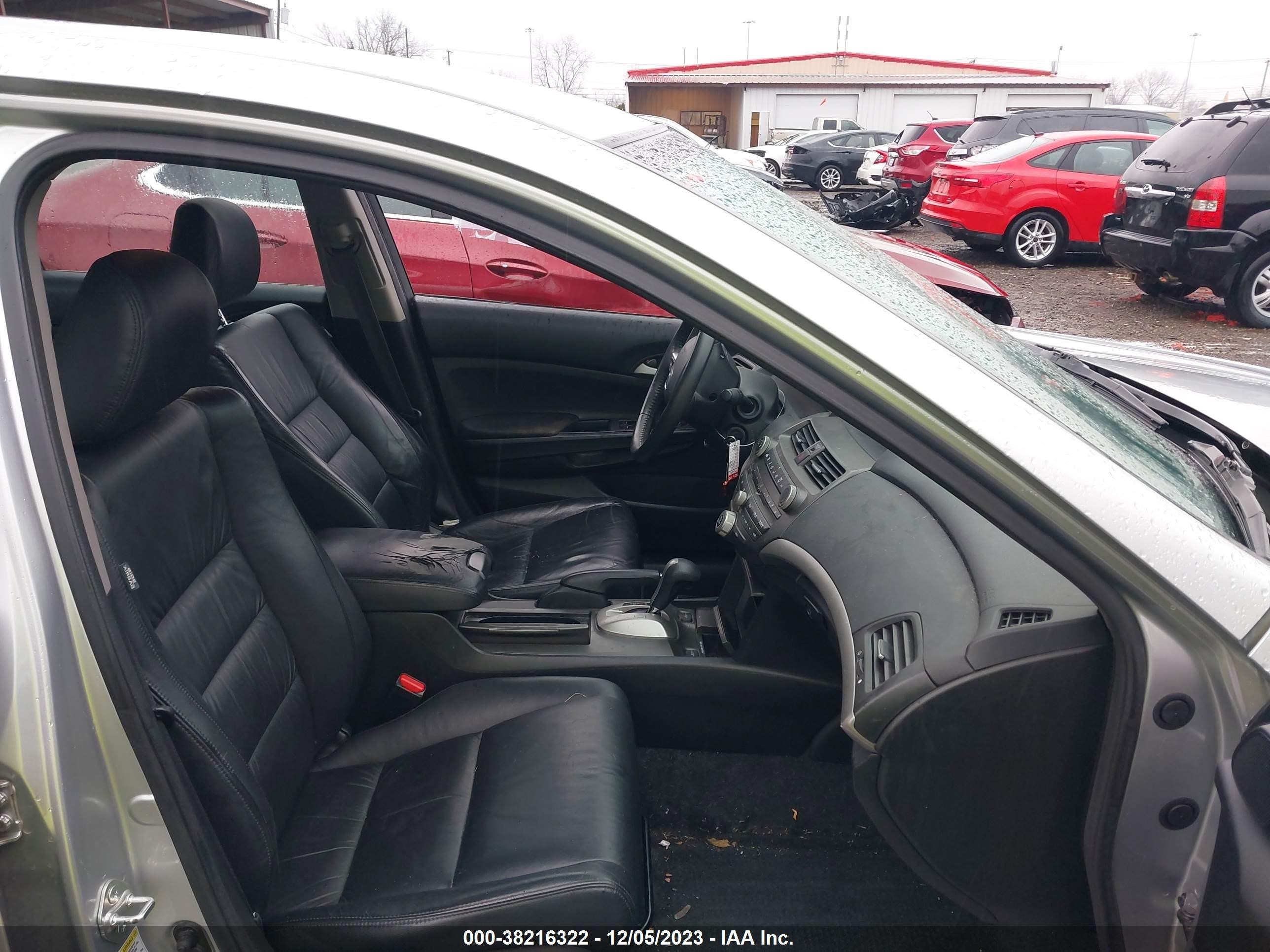 Photo 4 VIN: 1HGCP2F64CA220192 - HONDA ACCORD 