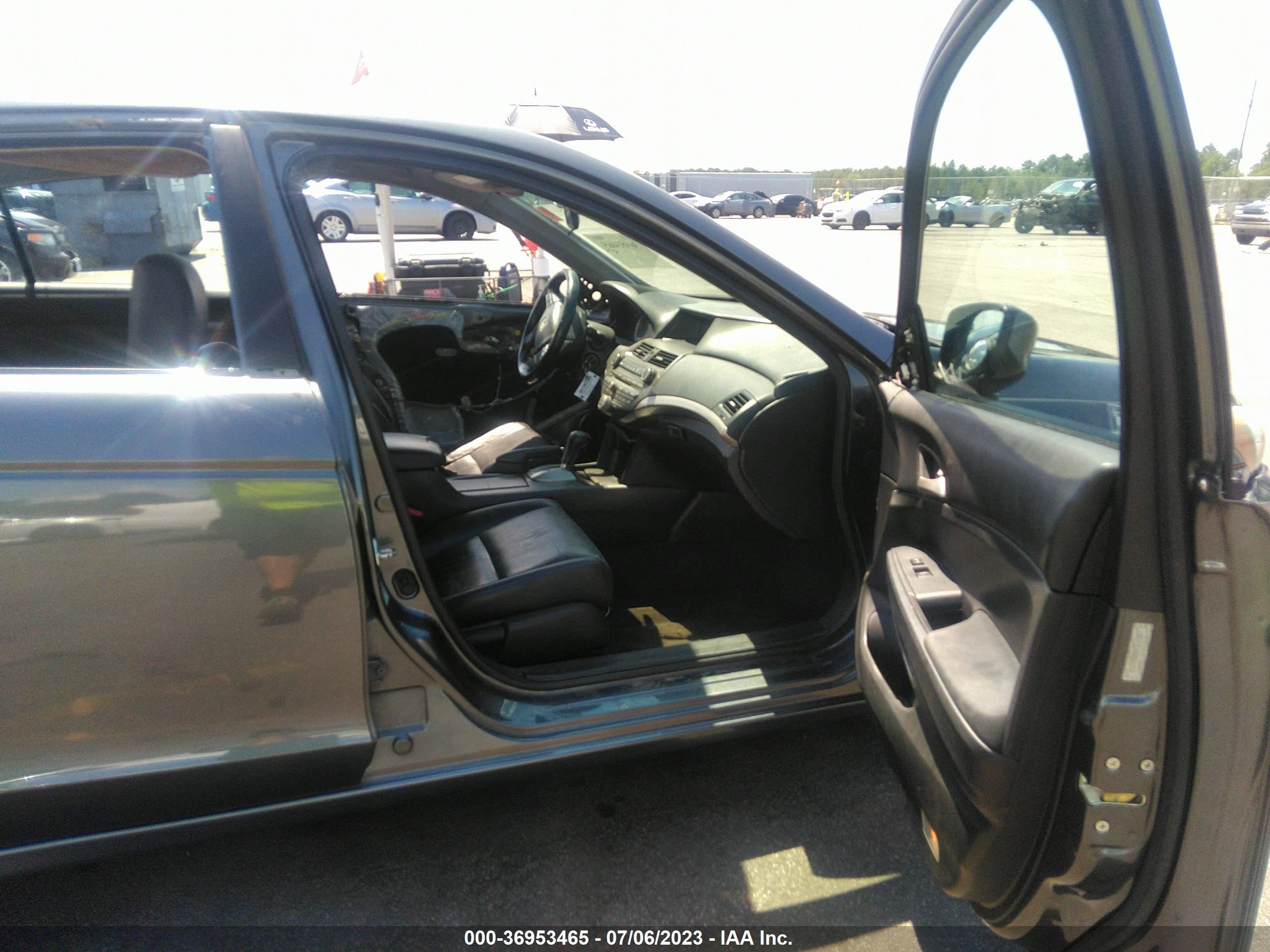 Photo 4 VIN: 1HGCP2F65CA161833 - HONDA ACCORD 