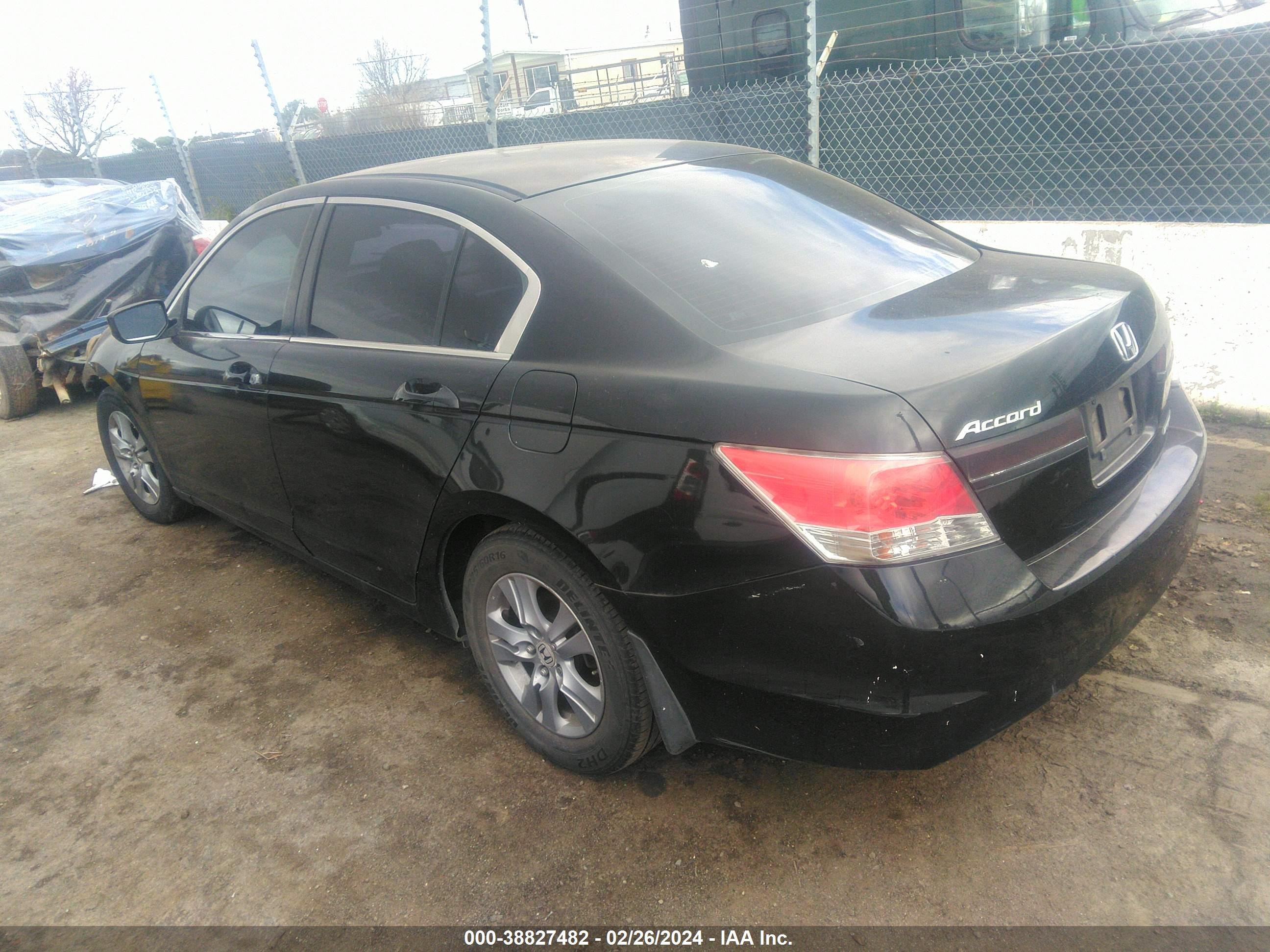 Photo 2 VIN: 1HGCP2F66CA097446 - HONDA ACCORD 