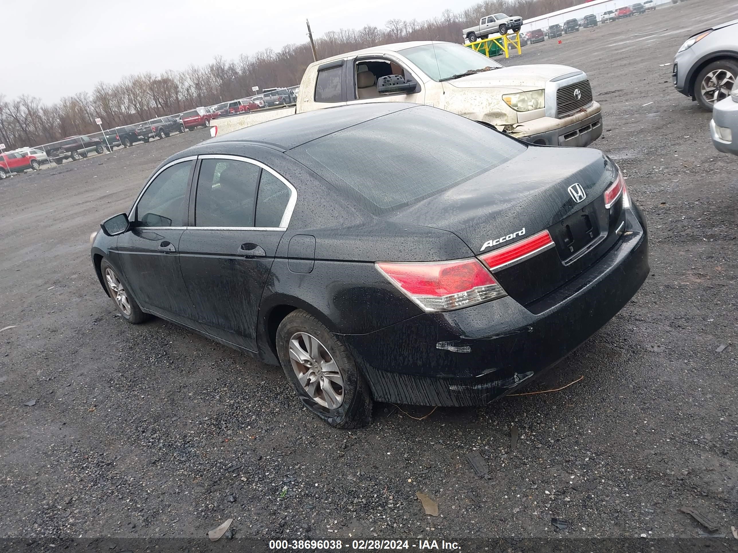 Photo 2 VIN: 1HGCP2F67BA126399 - HONDA ACCORD 