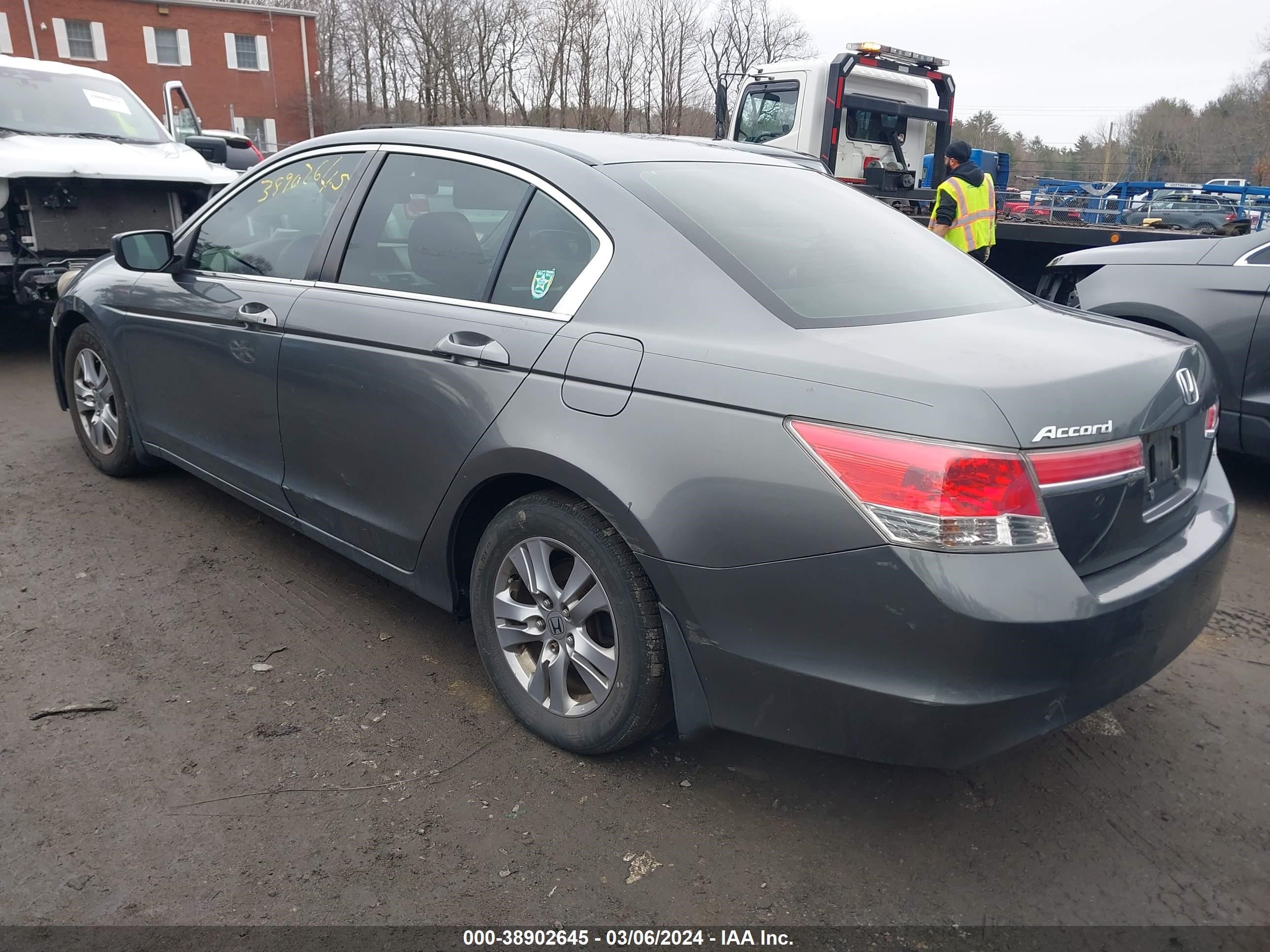 Photo 2 VIN: 1HGCP2F67CA043640 - HONDA ACCORD 