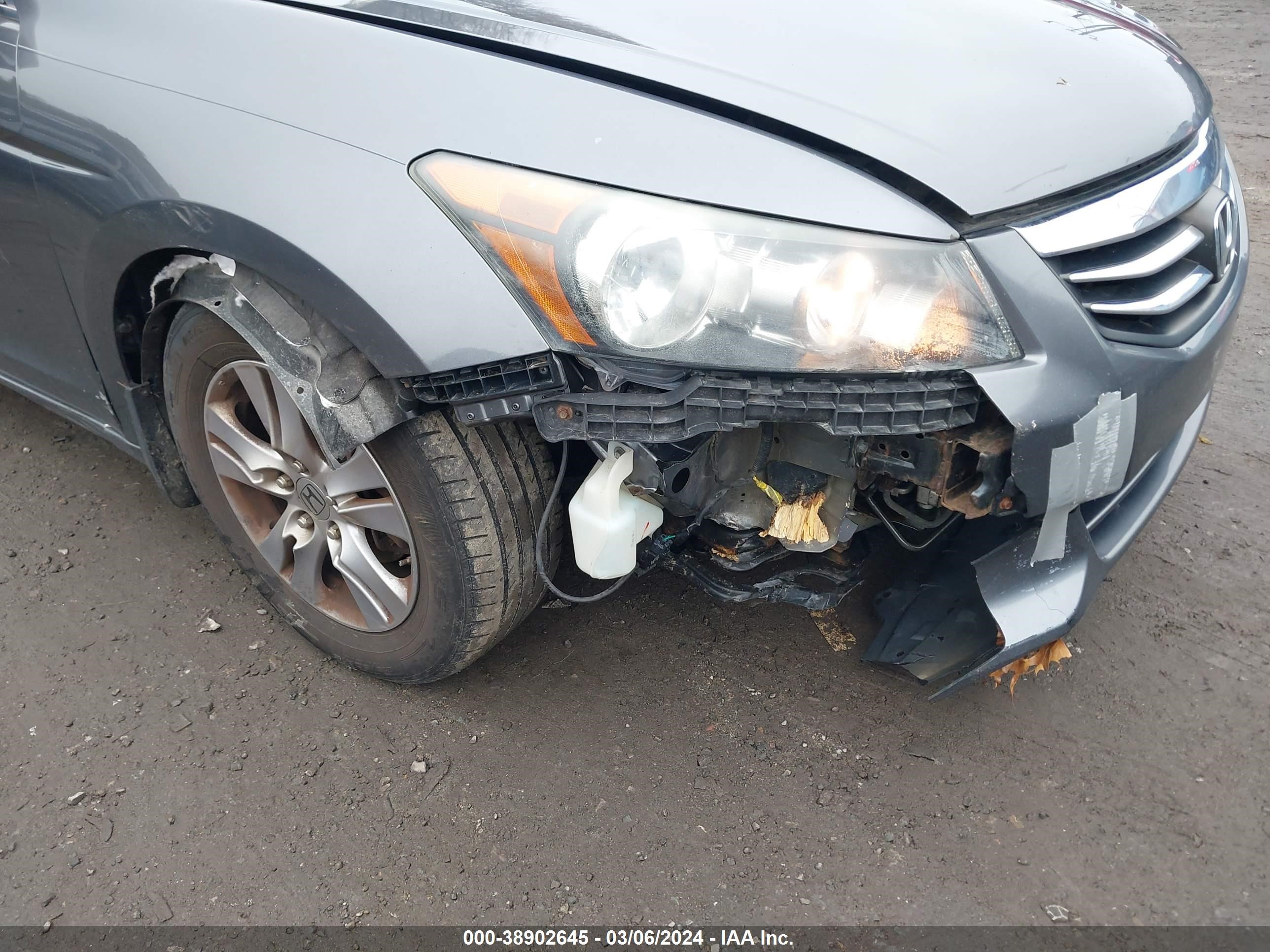 Photo 5 VIN: 1HGCP2F67CA043640 - HONDA ACCORD 