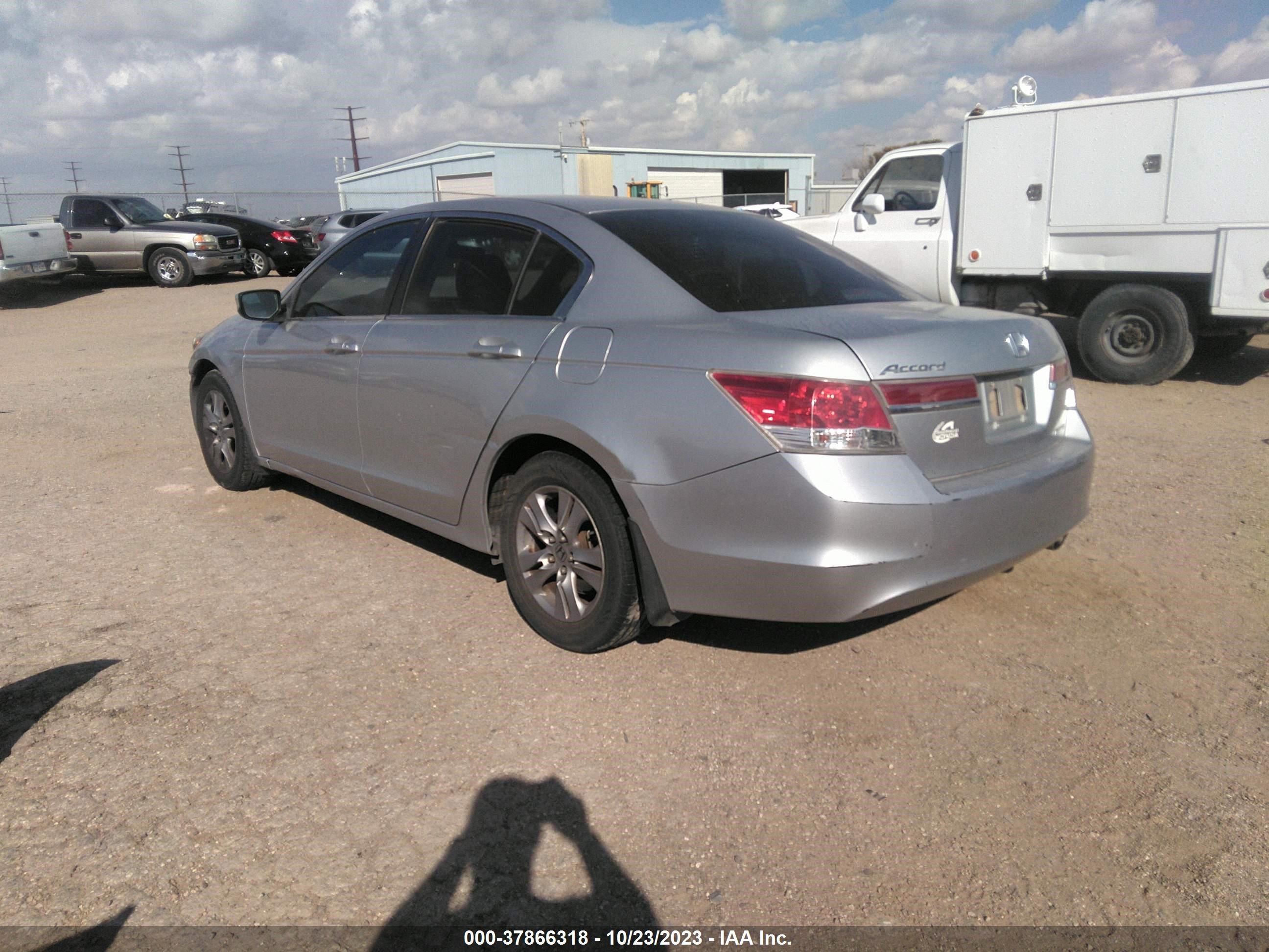 Photo 2 VIN: 1HGCP2F67CA103755 - HONDA ACCORD 