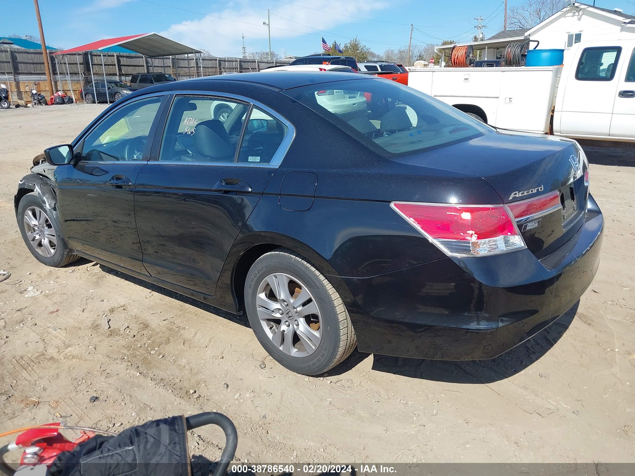 Photo 2 VIN: 1HGCP2F68CA005818 - HONDA ACCORD 