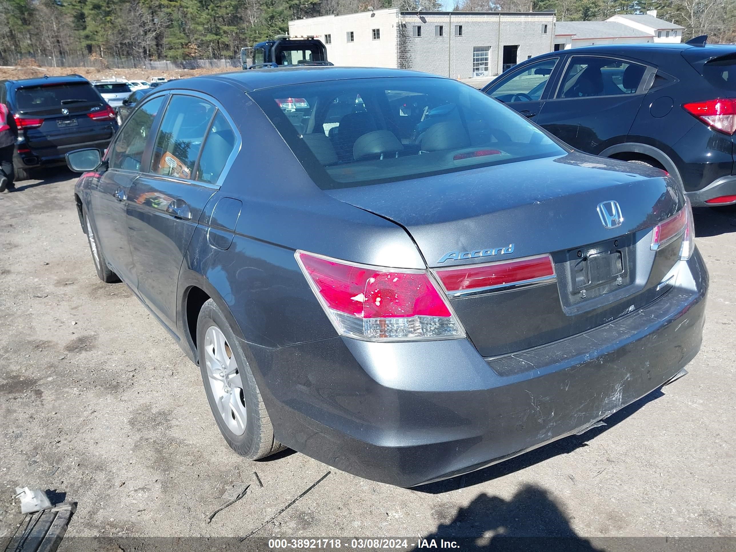 Photo 3 VIN: 1HGCP2F69BA020374 - HONDA ACCORD 