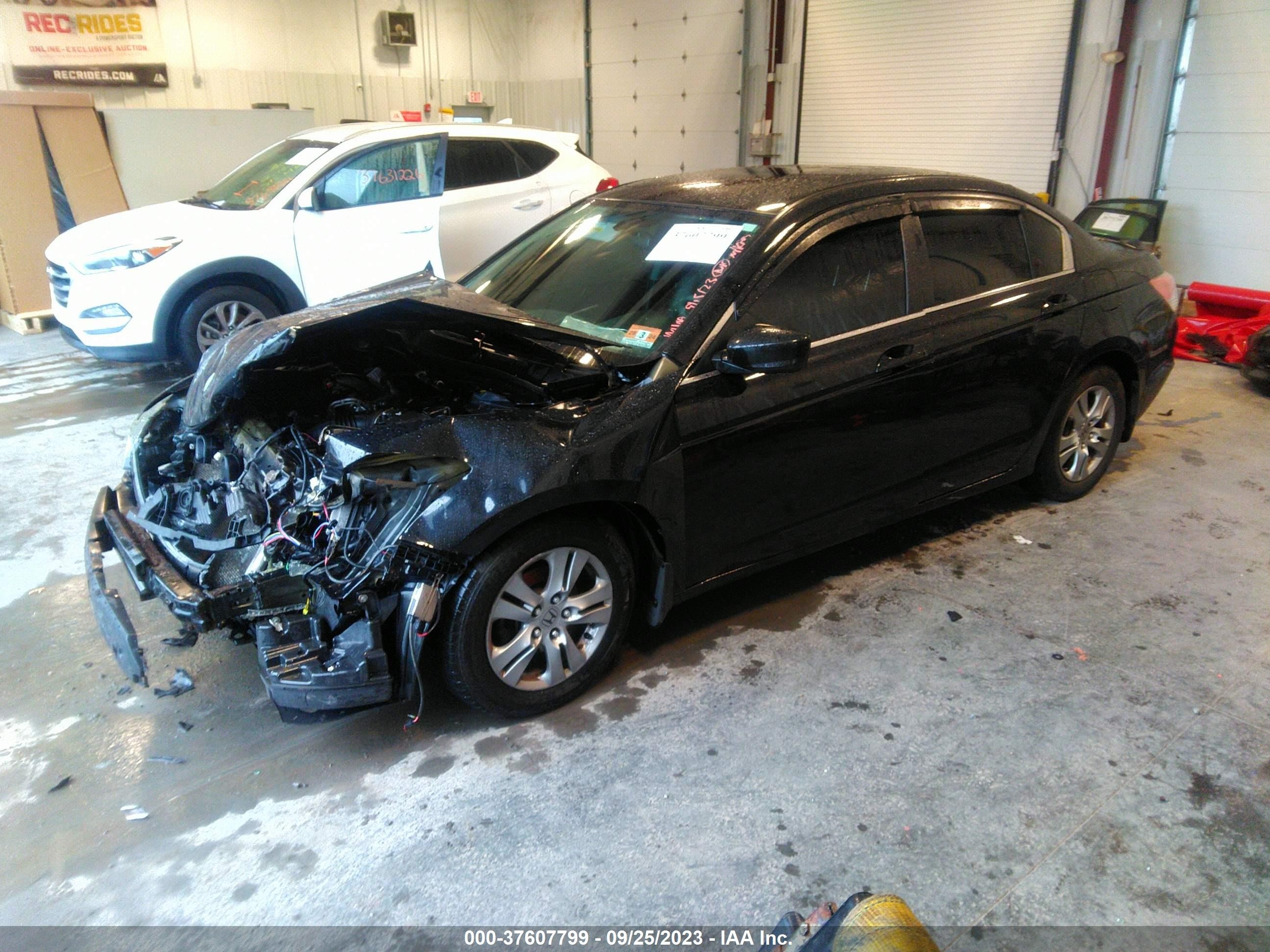 Photo 1 VIN: 1HGCP2F69CA245119 - HONDA ACCORD 