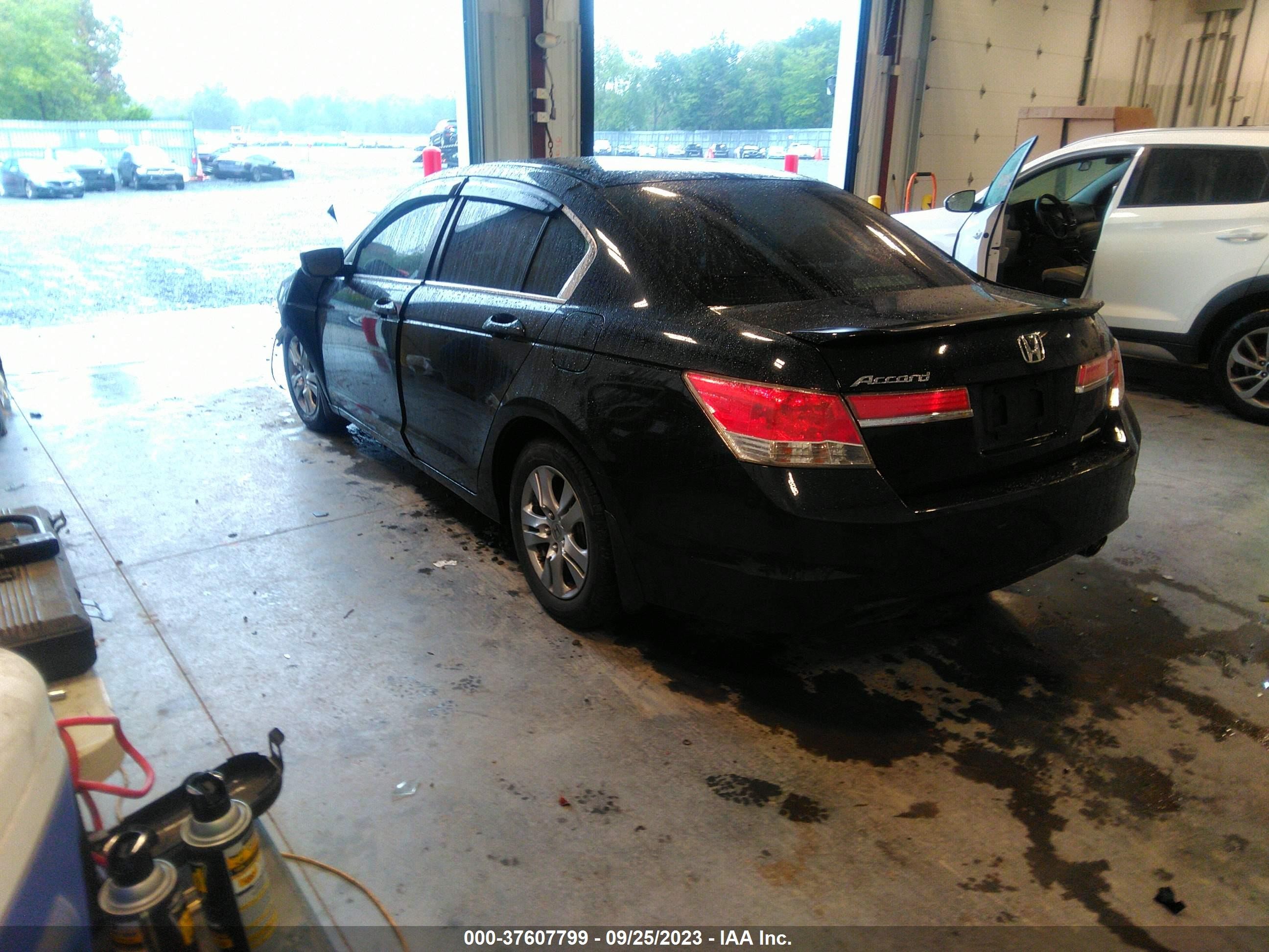 Photo 2 VIN: 1HGCP2F69CA245119 - HONDA ACCORD 